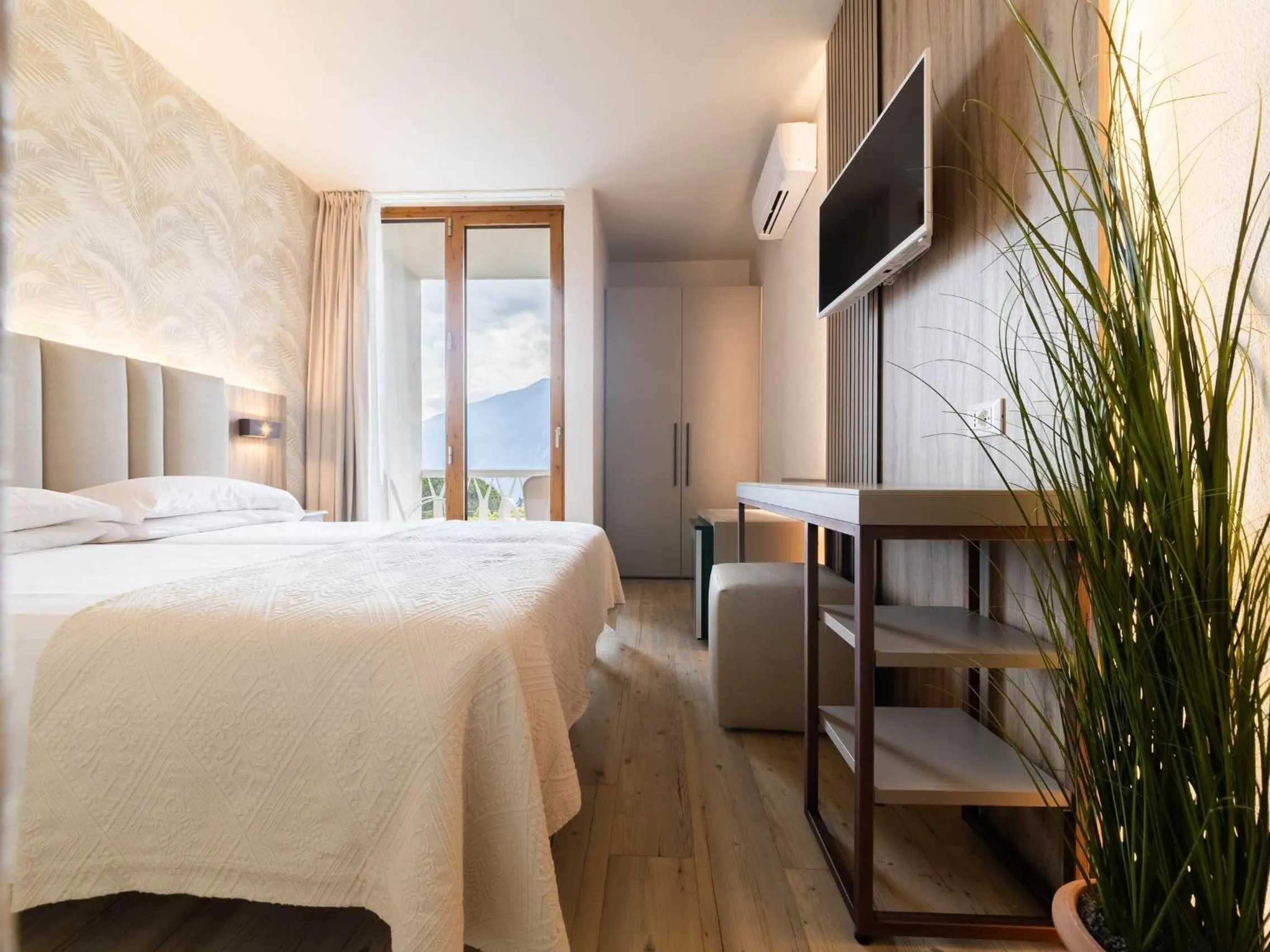 TV and multimedia, Bed in Hotel Riviera Panoramic Green Resort