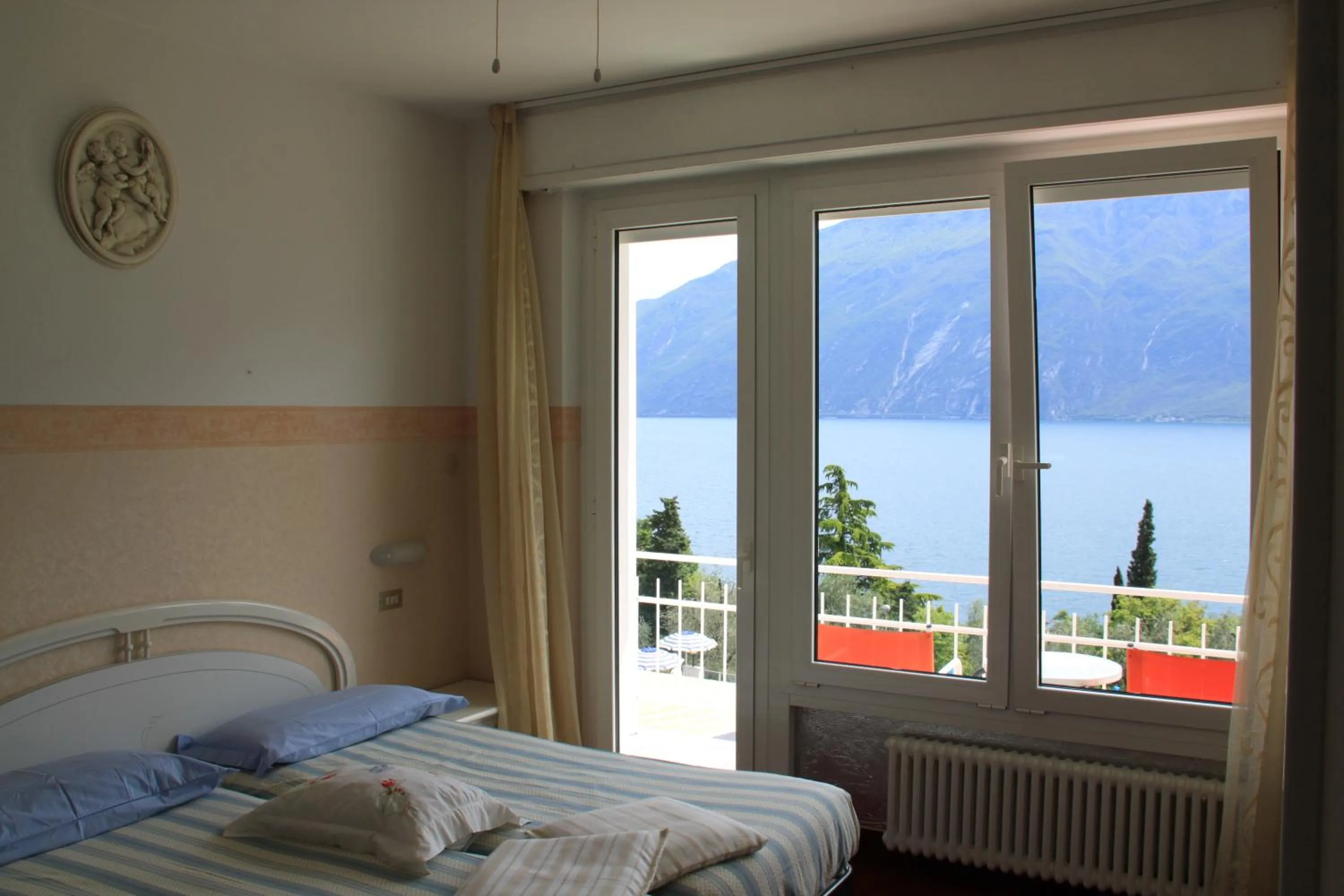 Lake view, Bed in Hotel Riviera Panoramic Green Resort