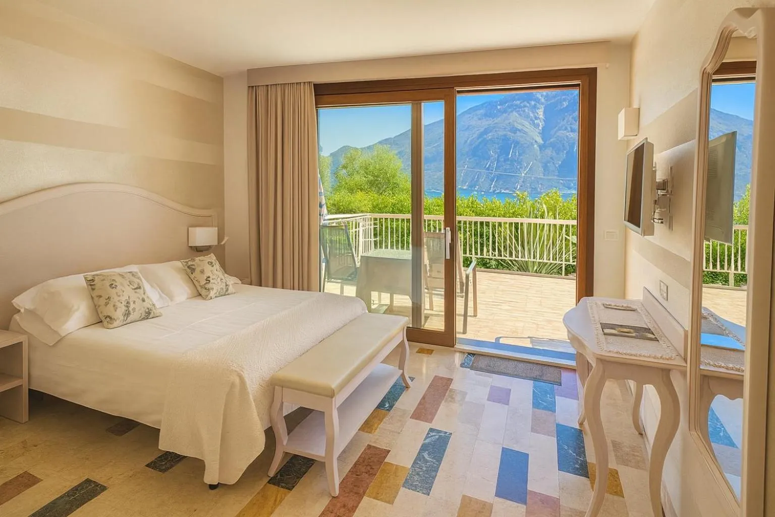 Bed in Hotel Riviera Panoramic Green Resort