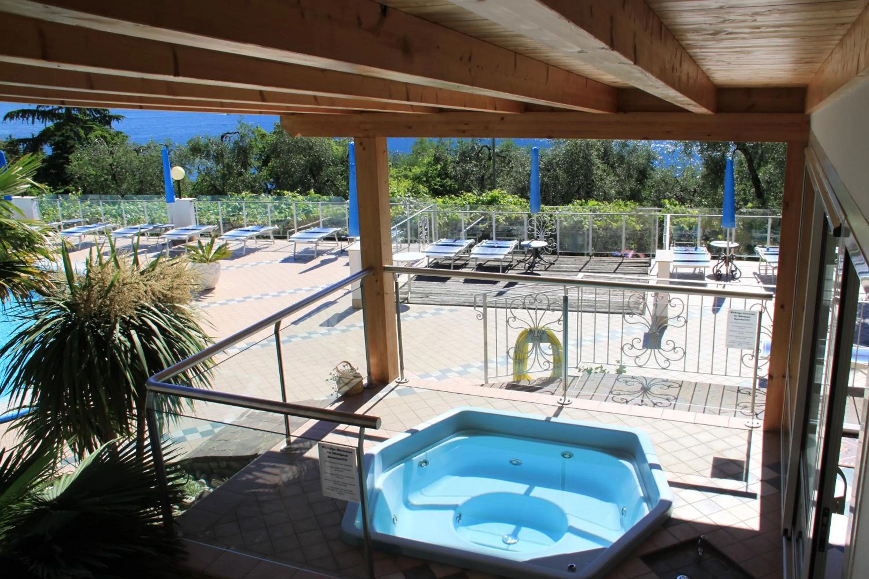 Hot Tub in Hotel Riviera Panoramic Green Resort