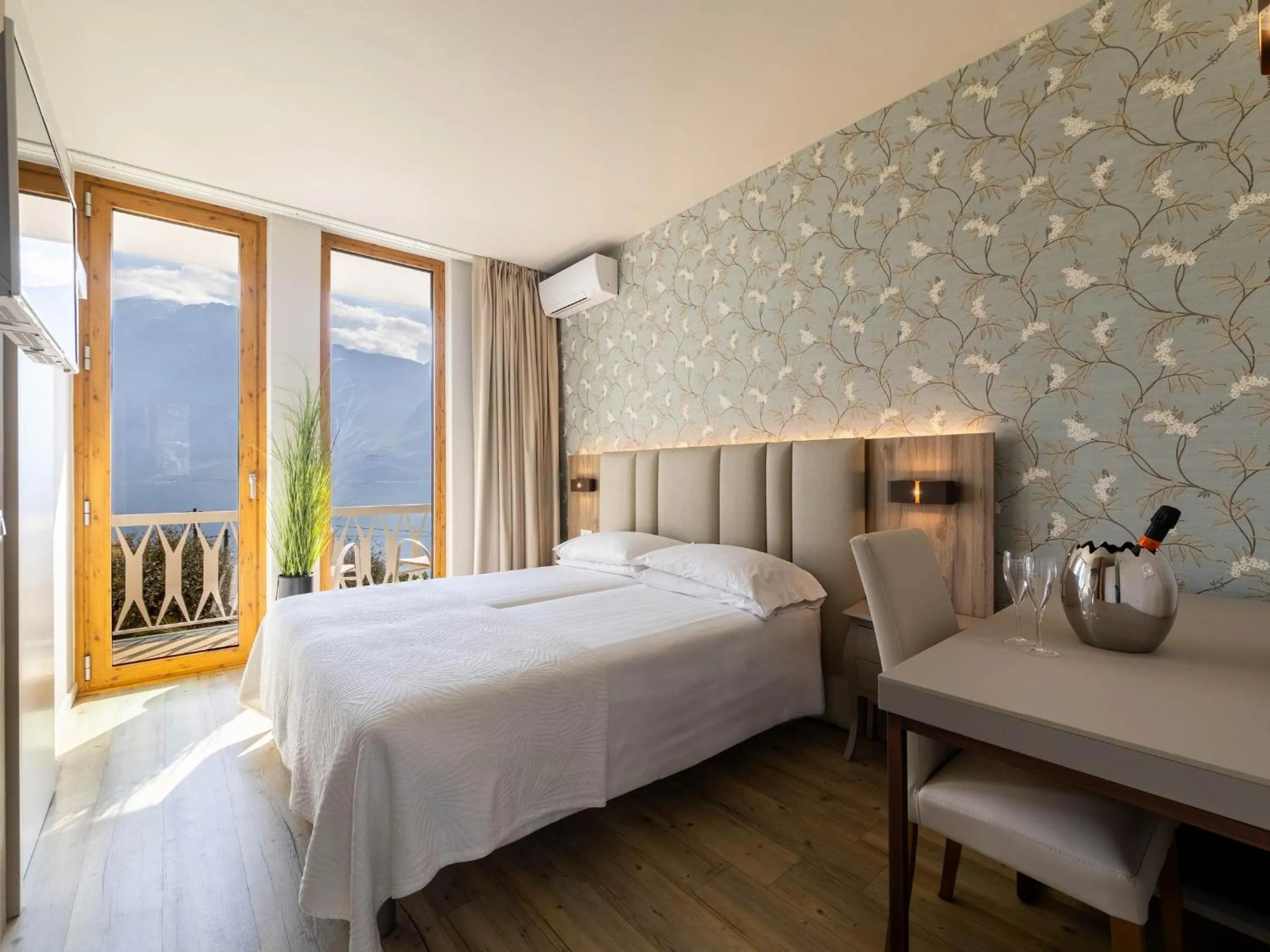 Bed in Hotel Riviera Panoramic Green Resort