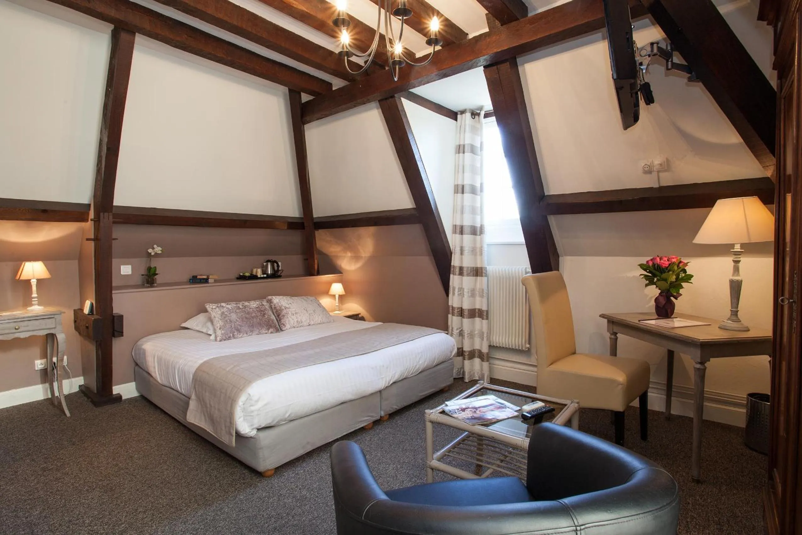 Property building, Bed in Hôtel La Hoirie