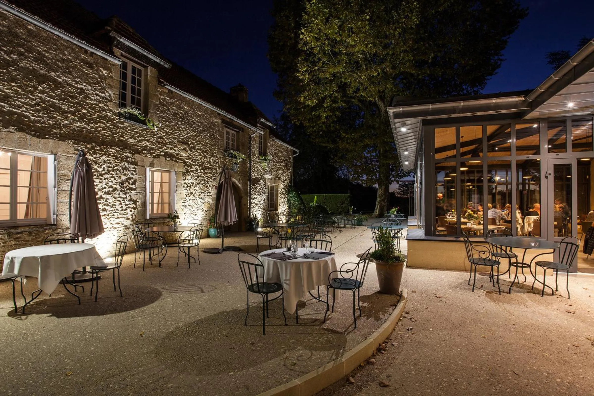 Patio in Hôtel La Hoirie