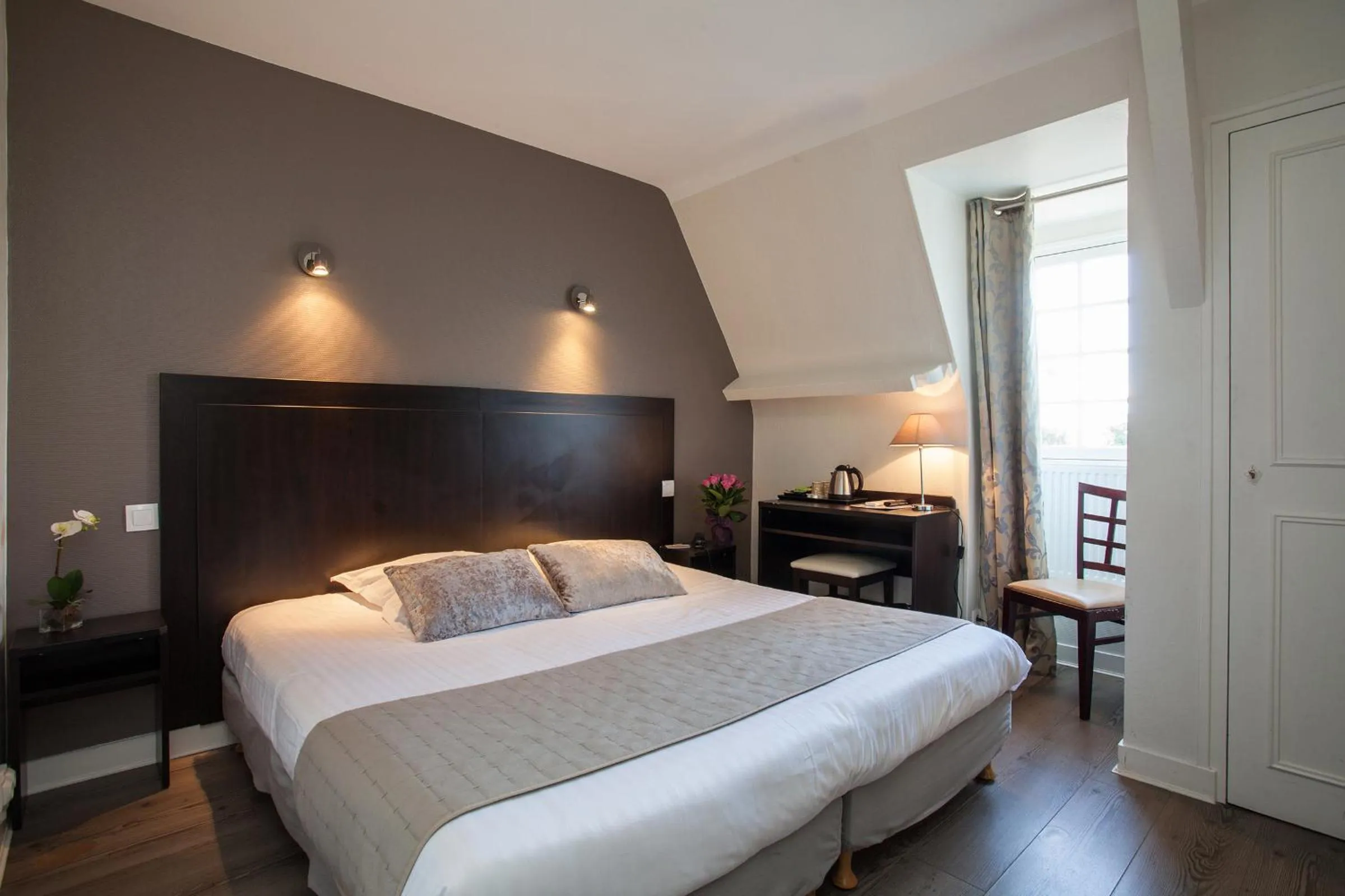 Property building, Bed in Hôtel La Hoirie