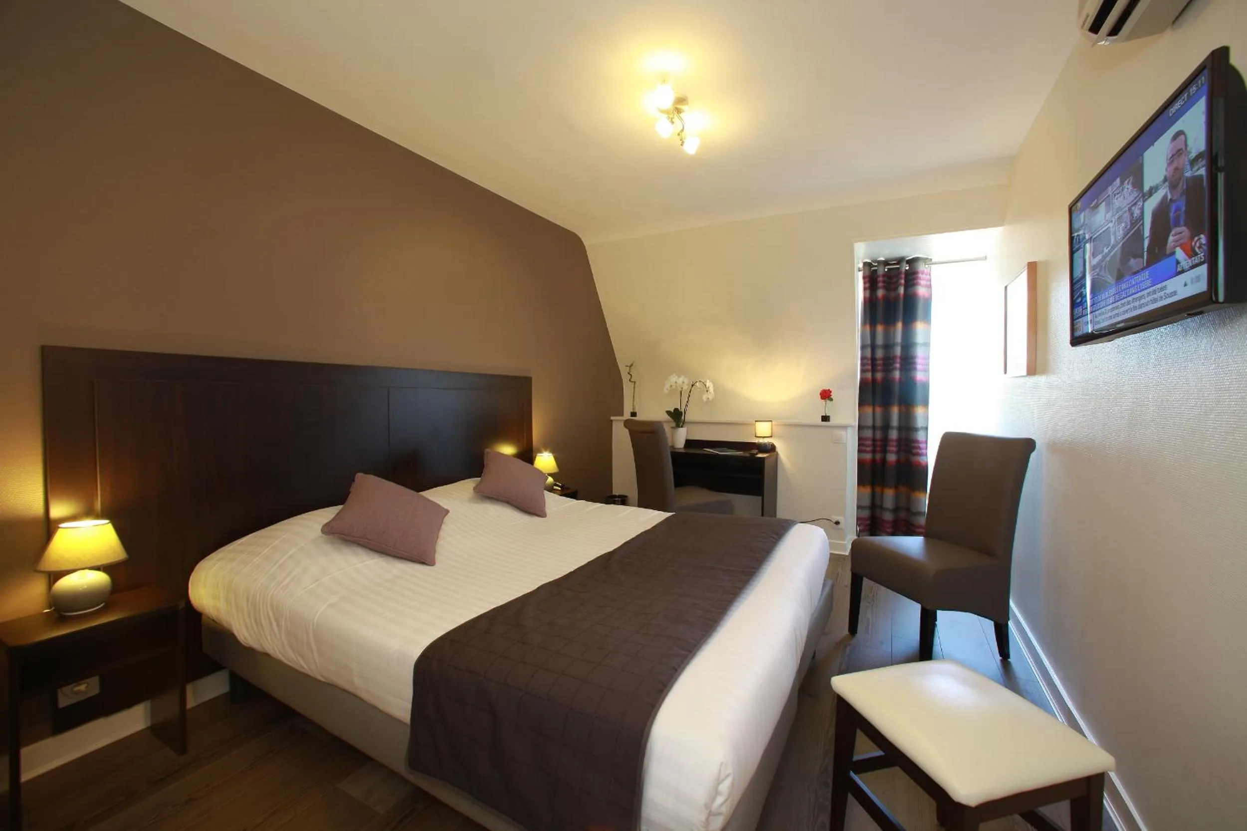 Photo of the whole room, Bed in Hôtel La Hoirie