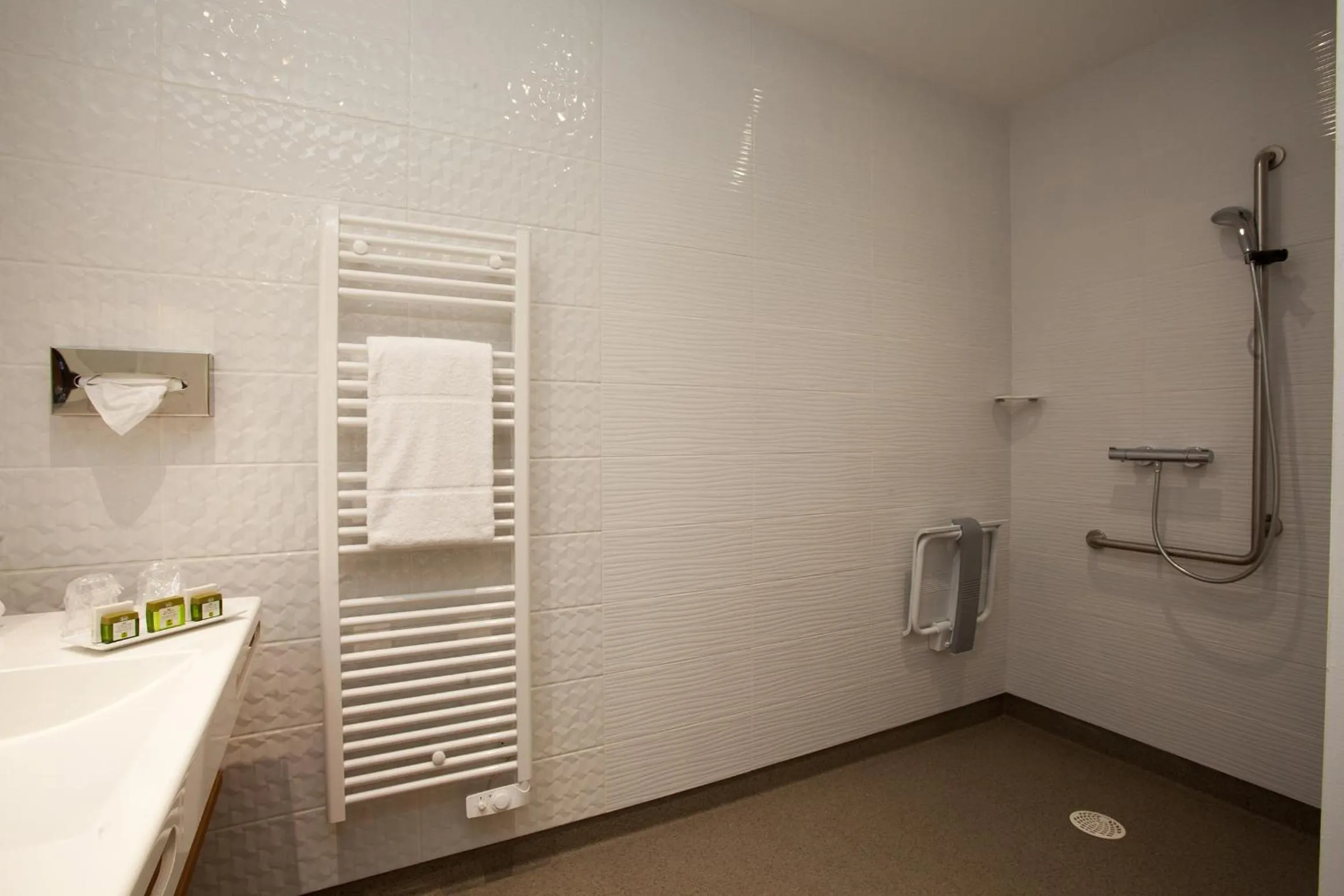 Bathroom in Hôtel La Hoirie