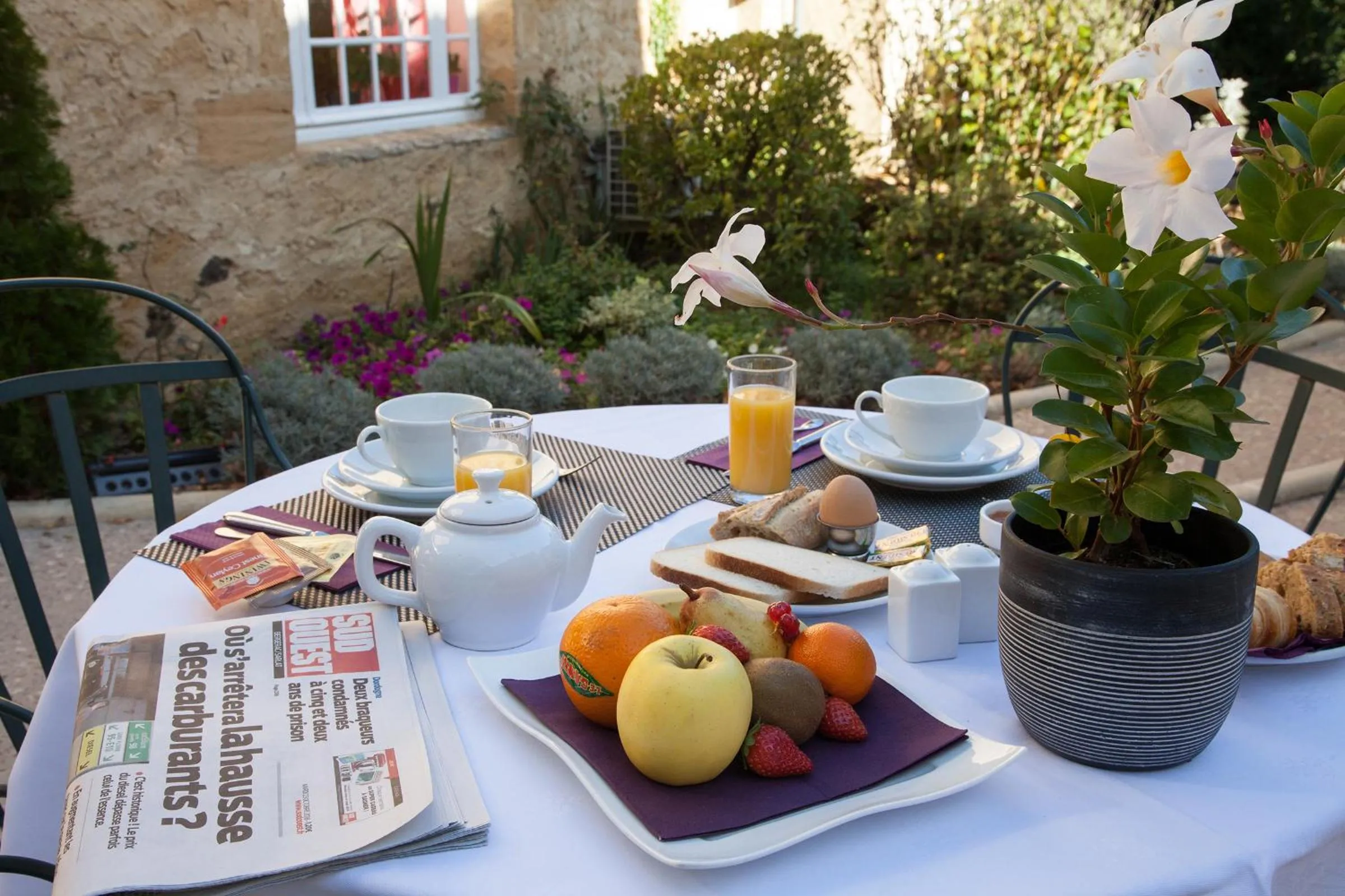 Buffet breakfast in Hôtel La Hoirie