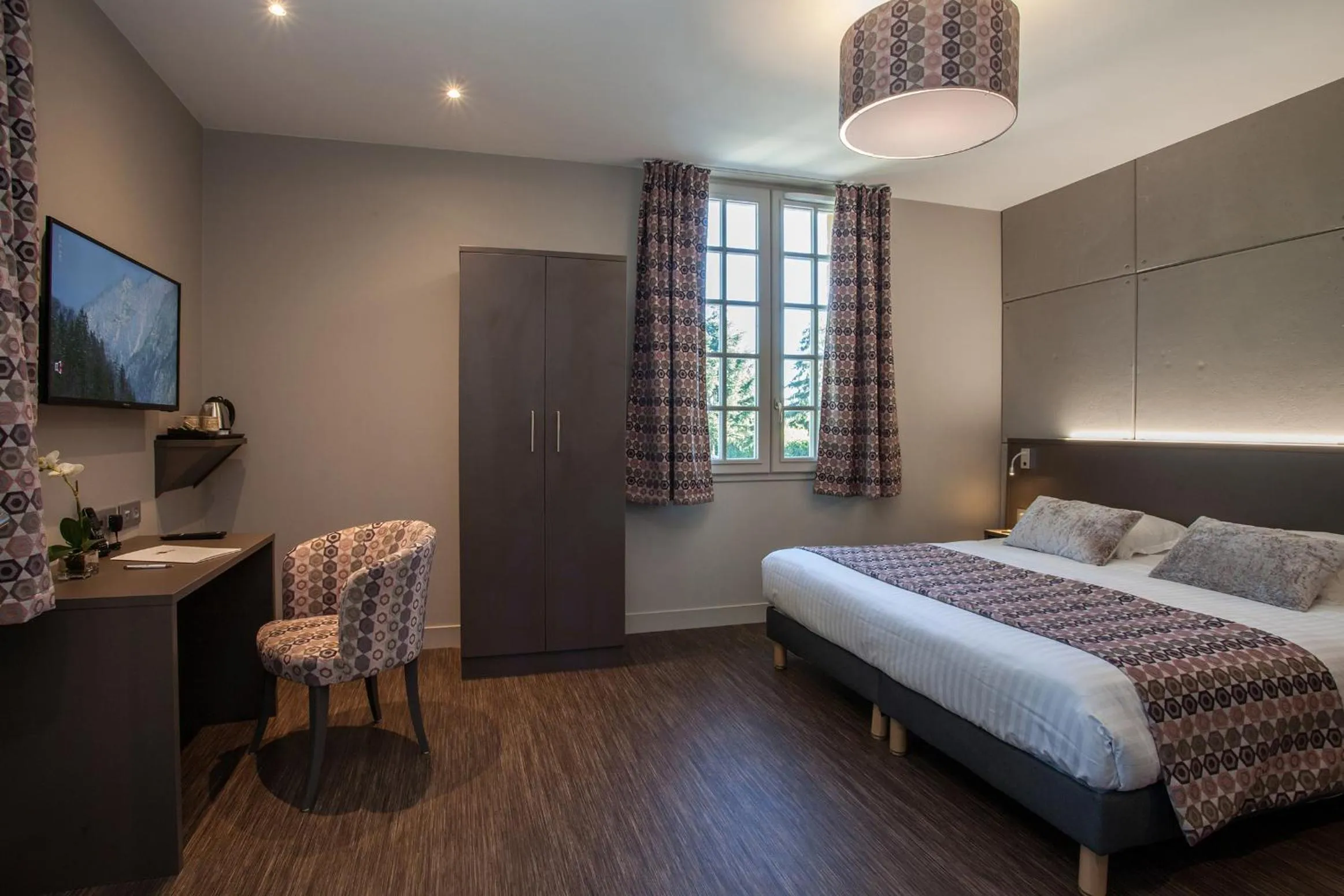 Property building, Bed in Hôtel La Hoirie