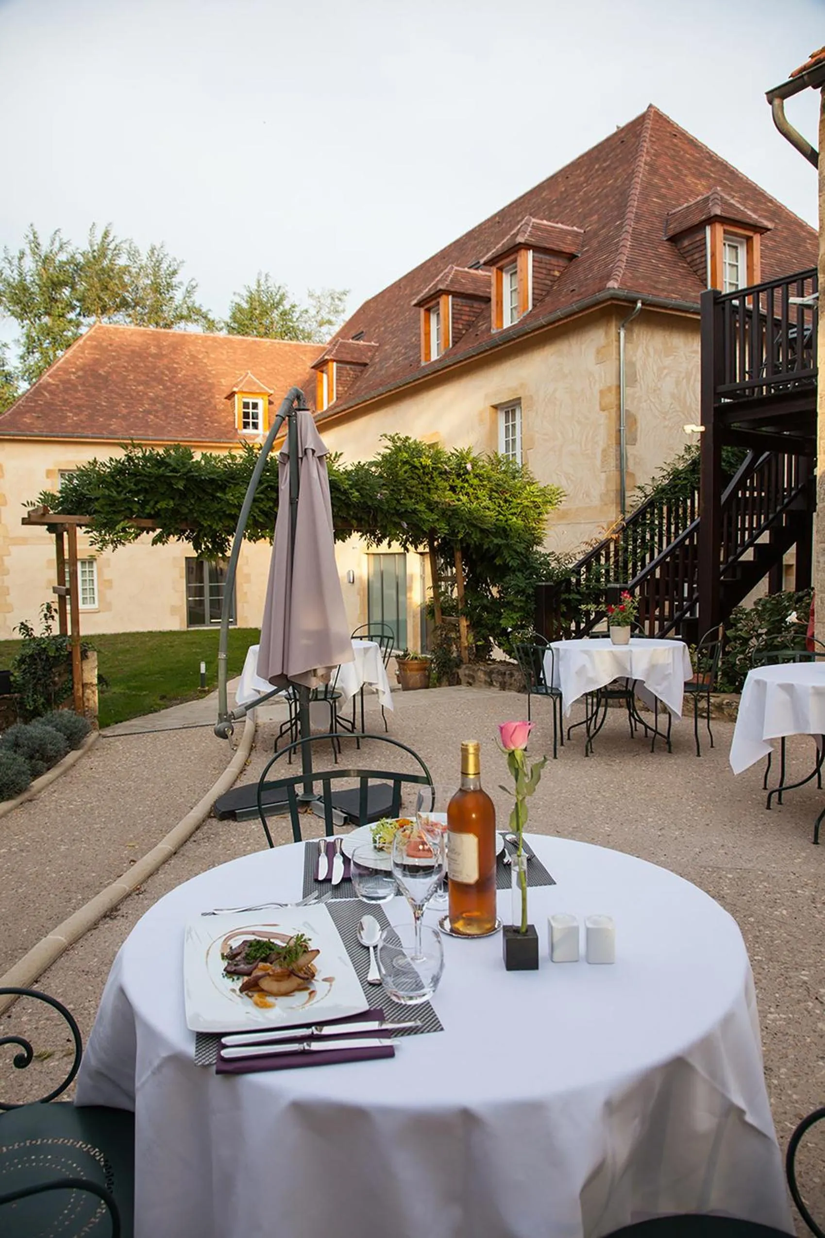 Patio in Hôtel La Hoirie