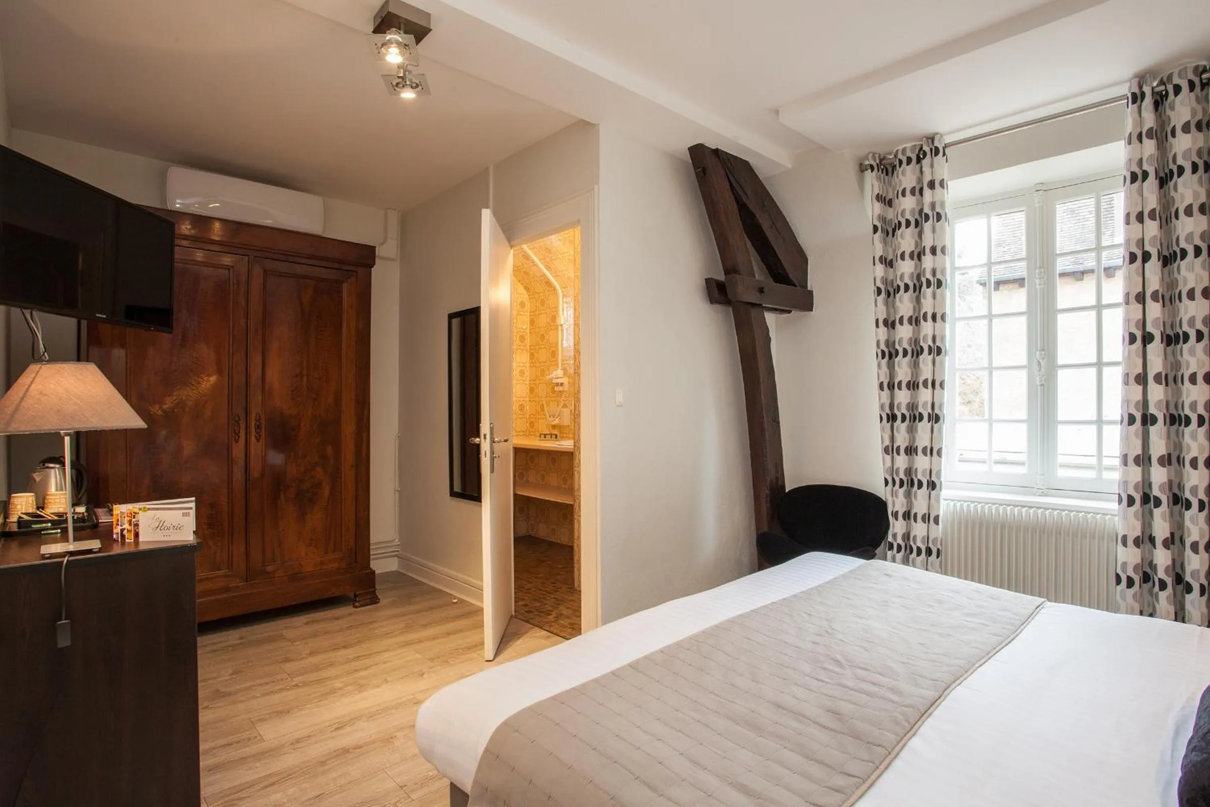 Property building, Bed in Hôtel La Hoirie