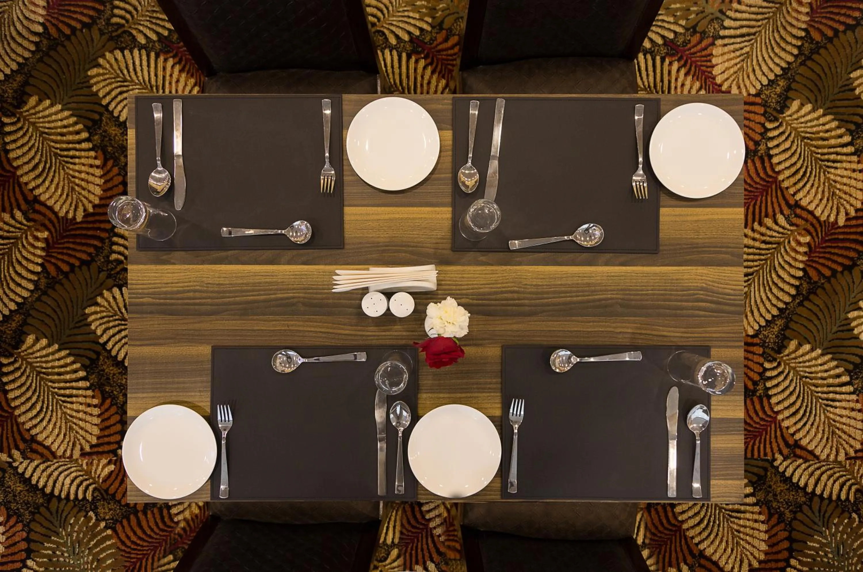 Restaurant/places to eat in The Solitaire Express