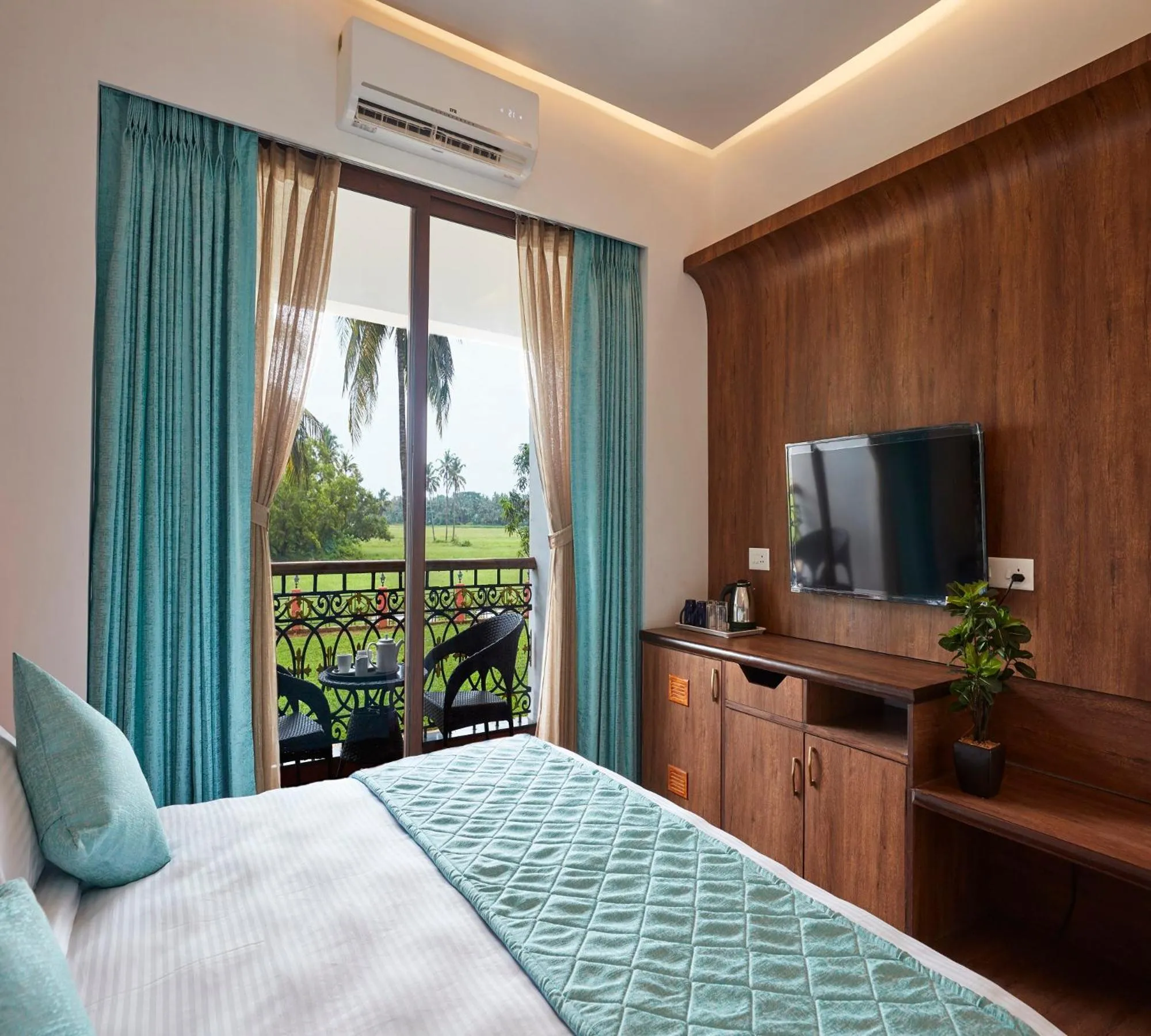 Bed in Sea Queen Beach Resort & Spa