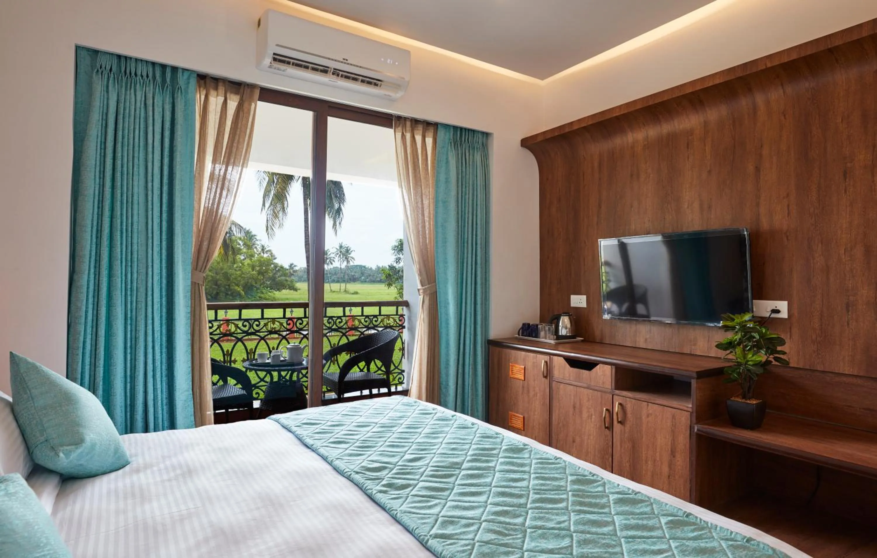 Bed in Sea Queen Beach Resort & Spa