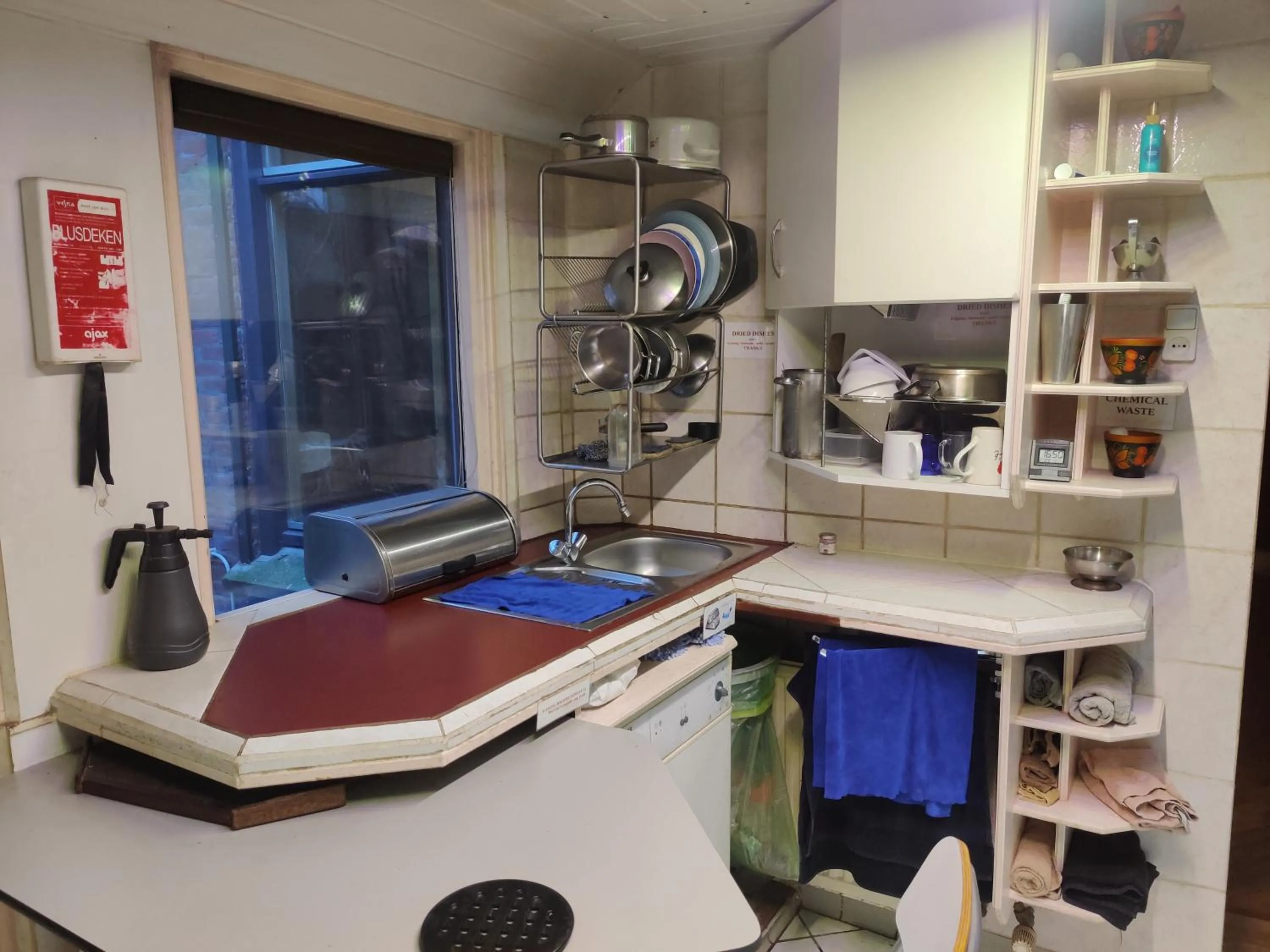 Kitchen or kitchenette in Frank's Backpackers