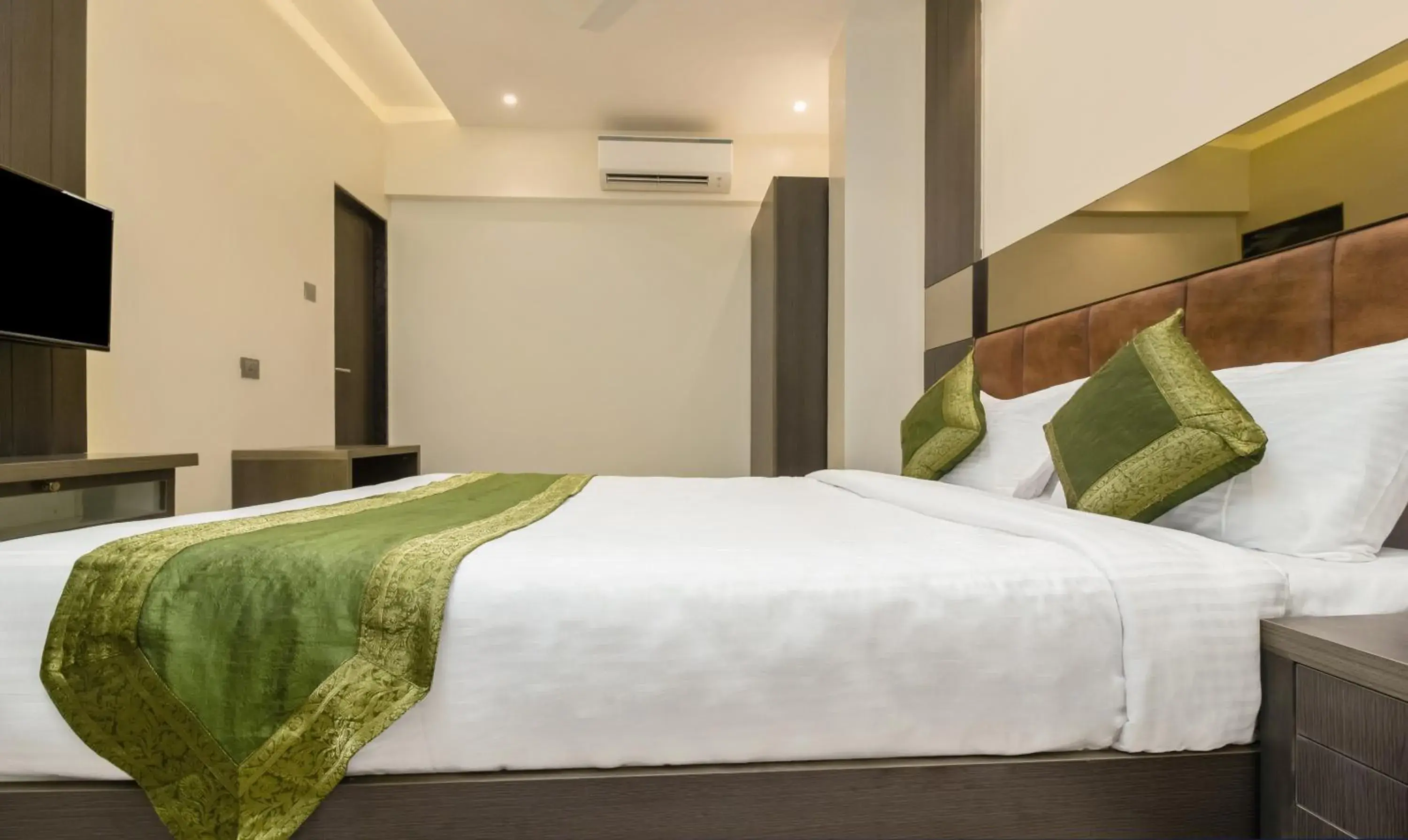 Bed in Hotel Oyster Suite Andheri West Bed in Hotel Oyster Suite Andheri West