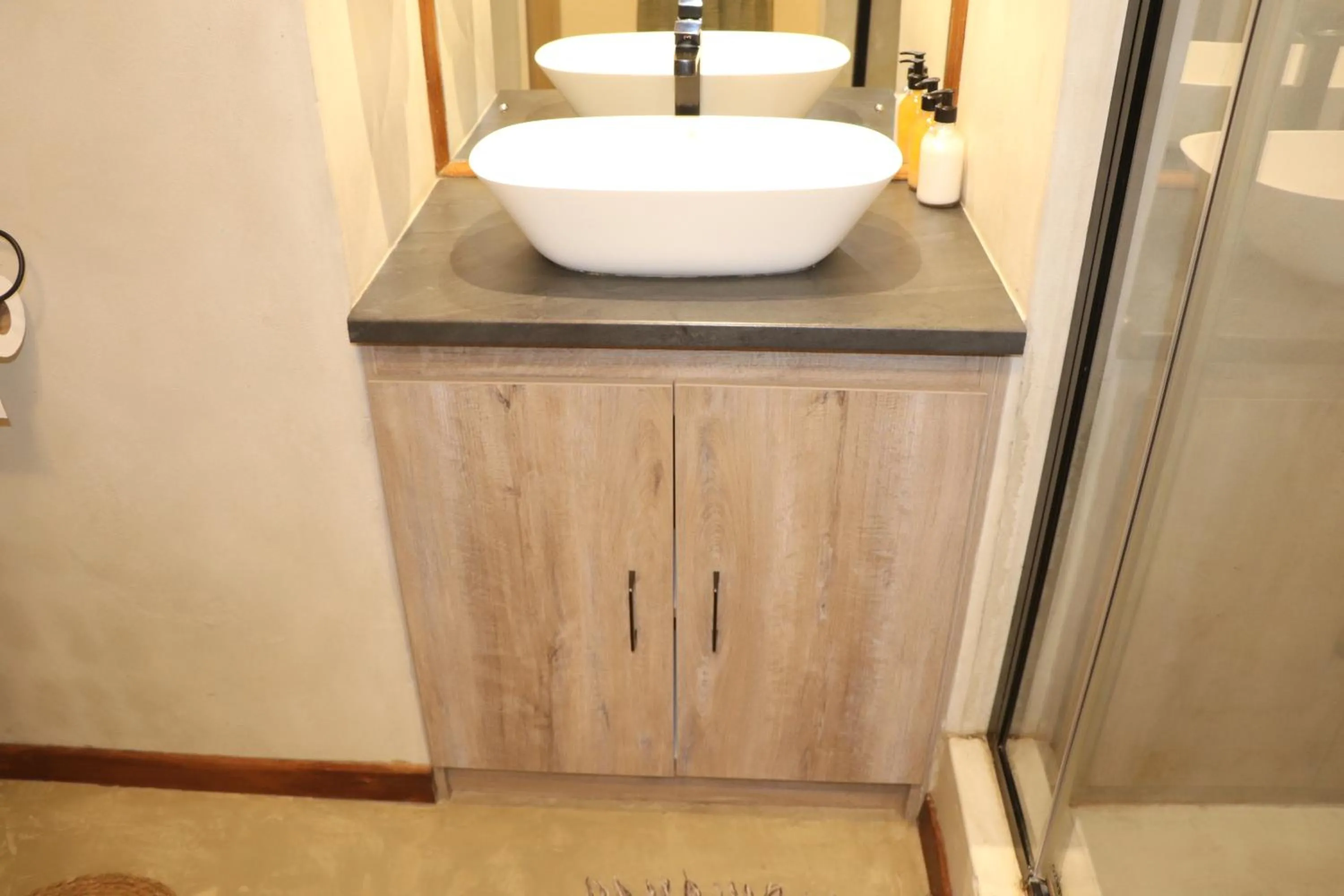 du Repos (Lovely & Relaxing 2-Bedroom Unit with Patio)