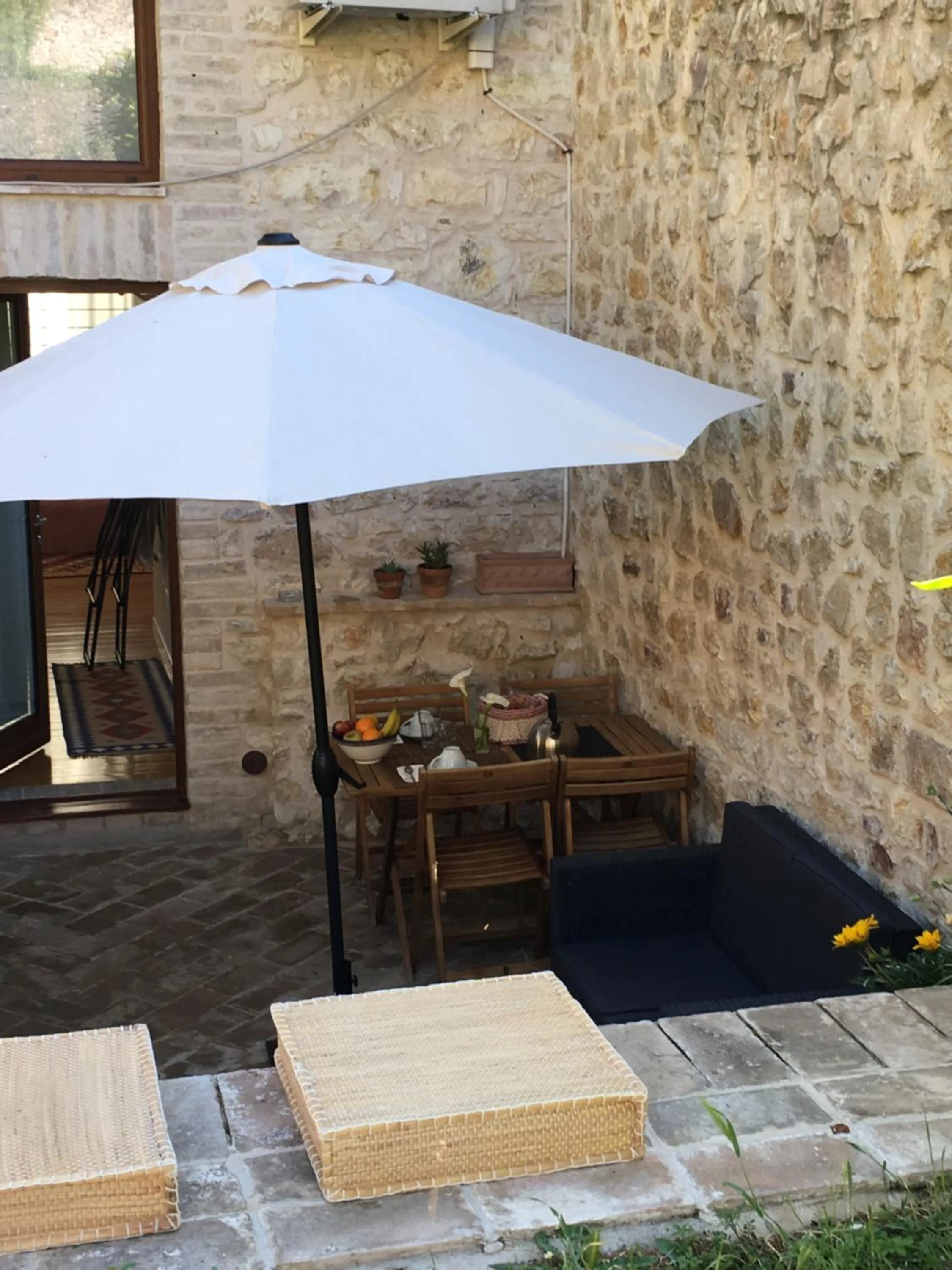 Patio in Anfihouse B&B and Apartments