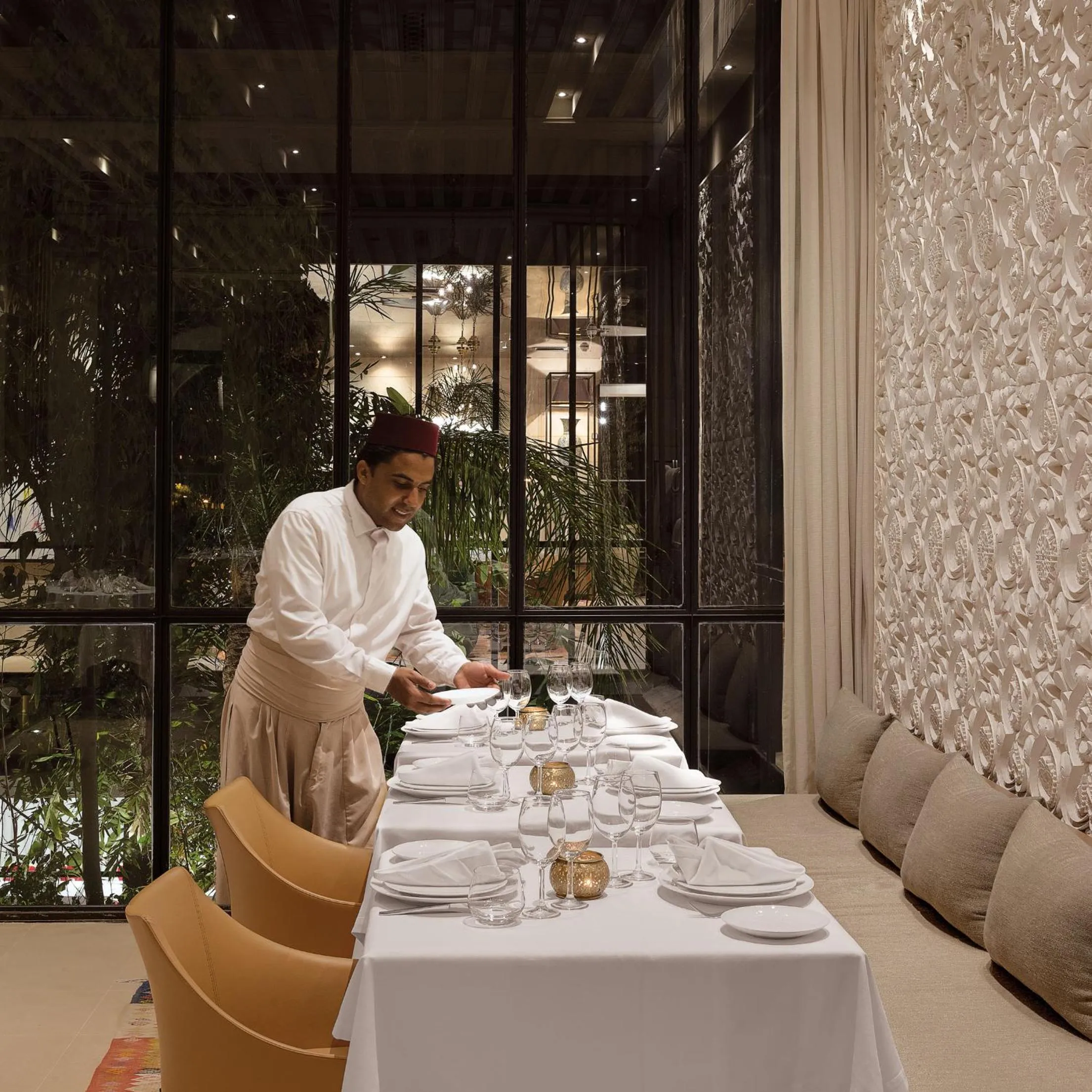 Restaurant/places to eat in Hotel Sahrai