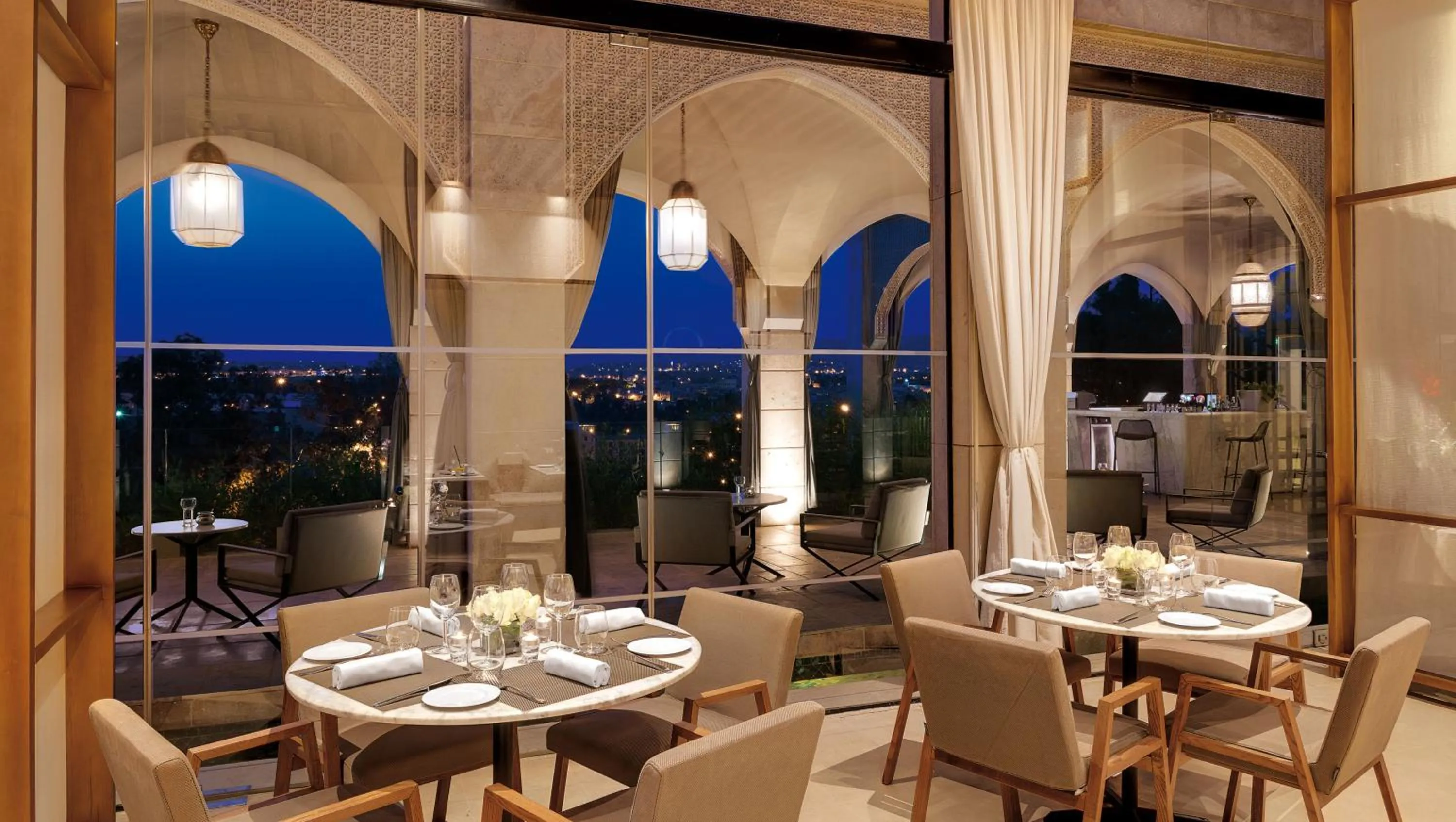 Restaurant/places to eat in Hotel Sahrai