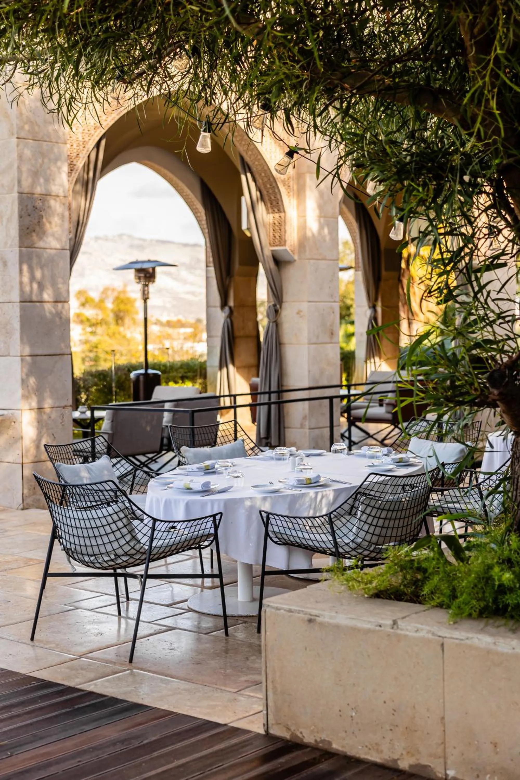 Restaurant/places to eat in Hotel Sahrai