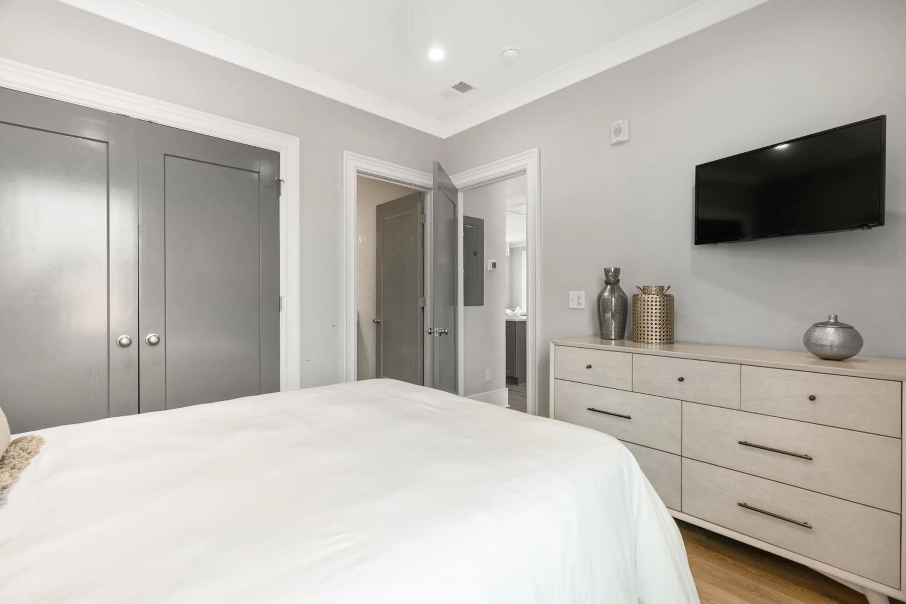 Bed in The Santee Suite at 122 Spring