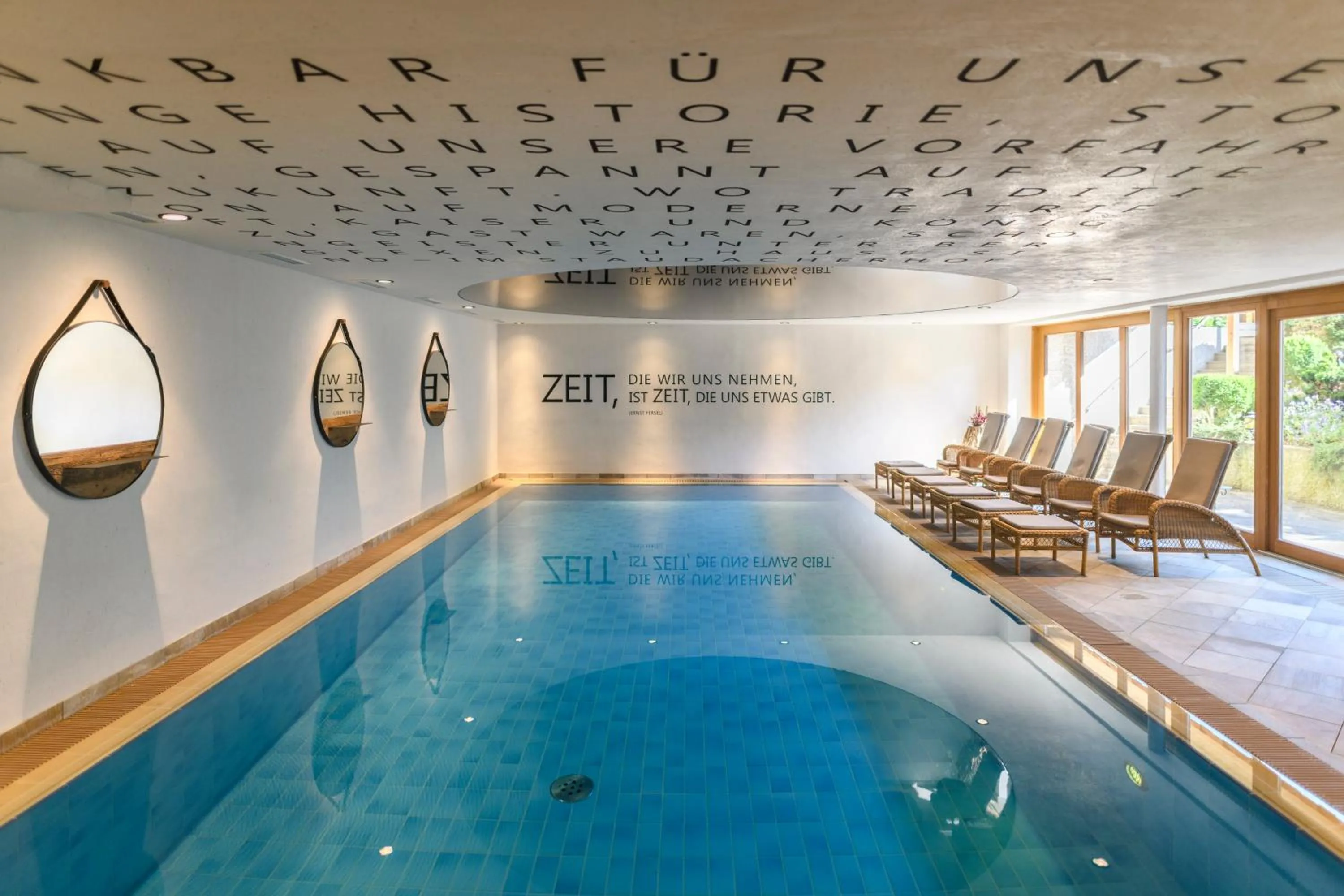 Swimming pool in Staudacherhof in Garmisch-Partenkirchen I Blick aufs Zugspitzmassiv I einzigartige Bayurvida Küche