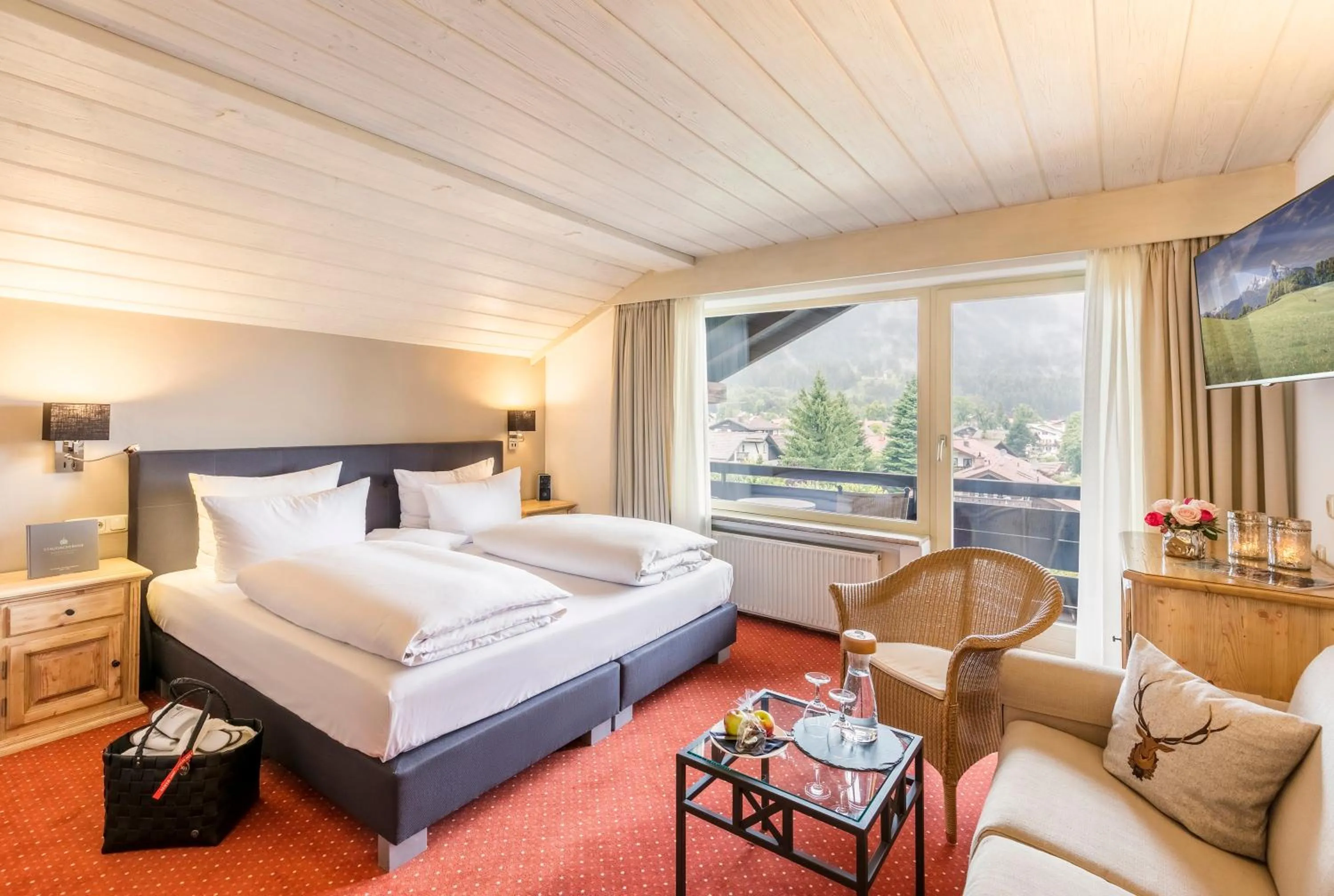 Photo of the whole room, Bed in Staudacherhof in Garmisch-Partenkirchen I Blick aufs Zugspitzmassiv I einzigartige Bayurvida Küche