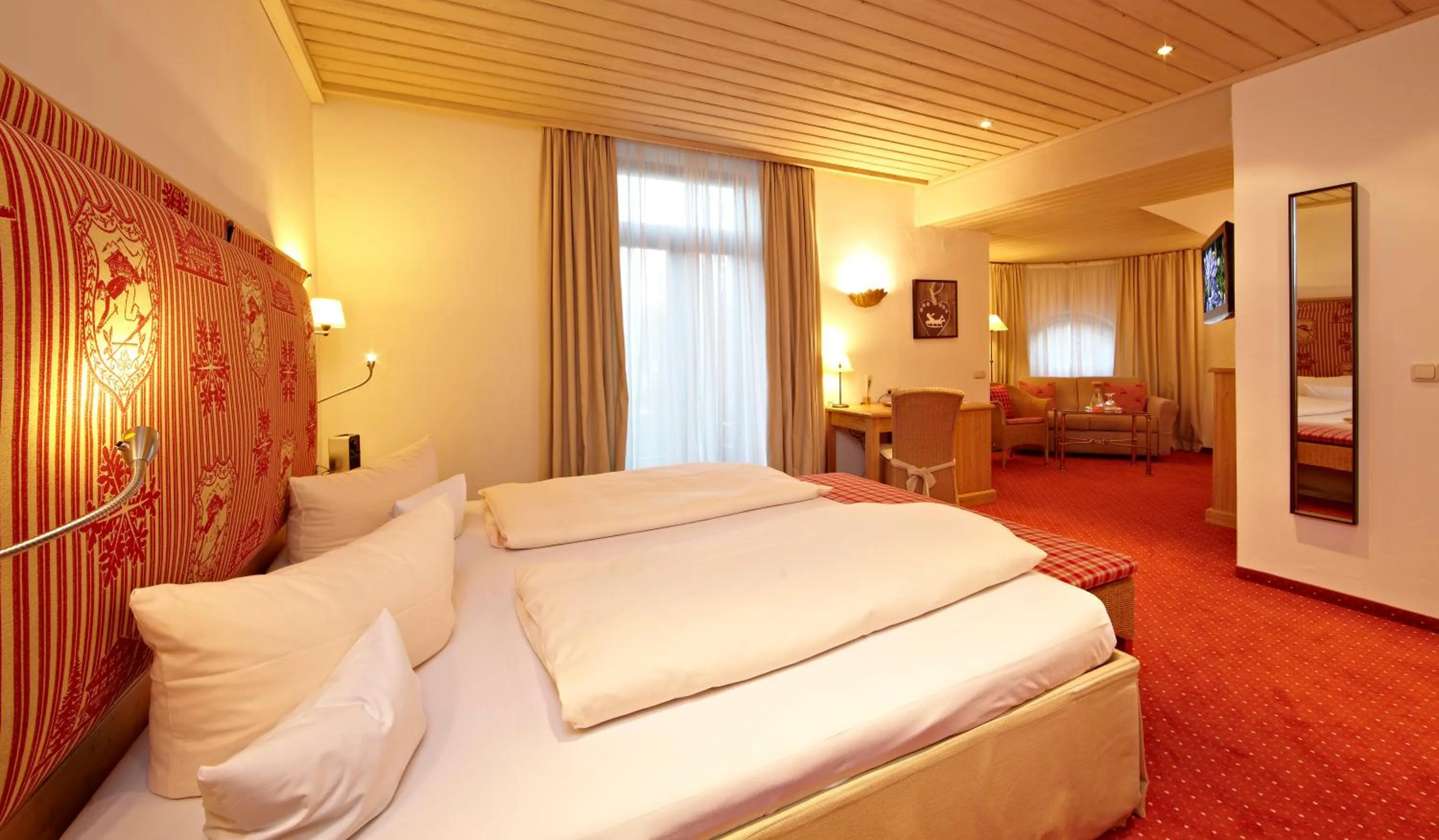 Photo of the whole room, Bed in Staudacherhof in Garmisch-Partenkirchen I Blick aufs Zugspitzmassiv I einzigartige Bayurvida Küche