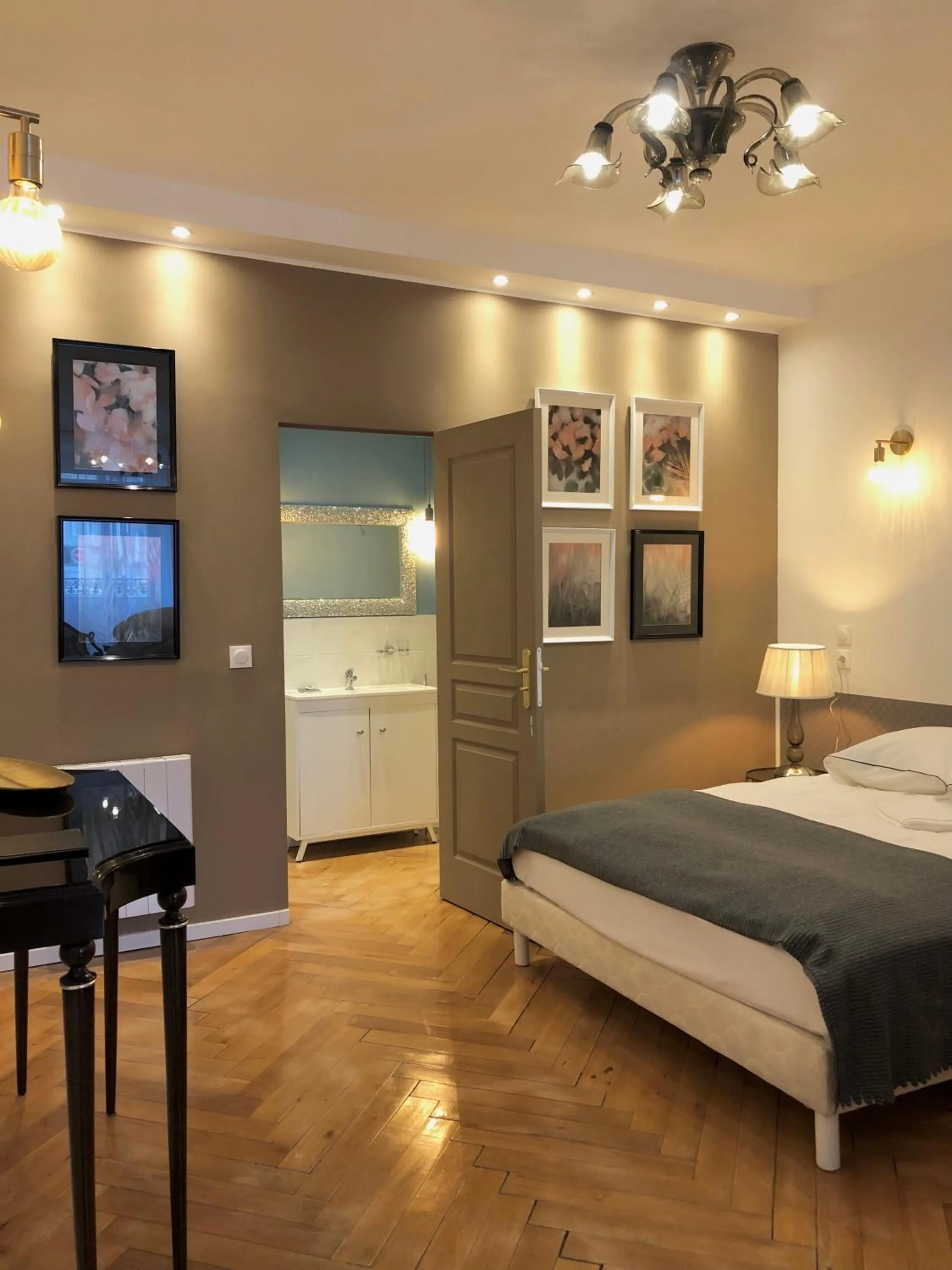 Photo of the whole room, Bed in Hôtel D’Artiste