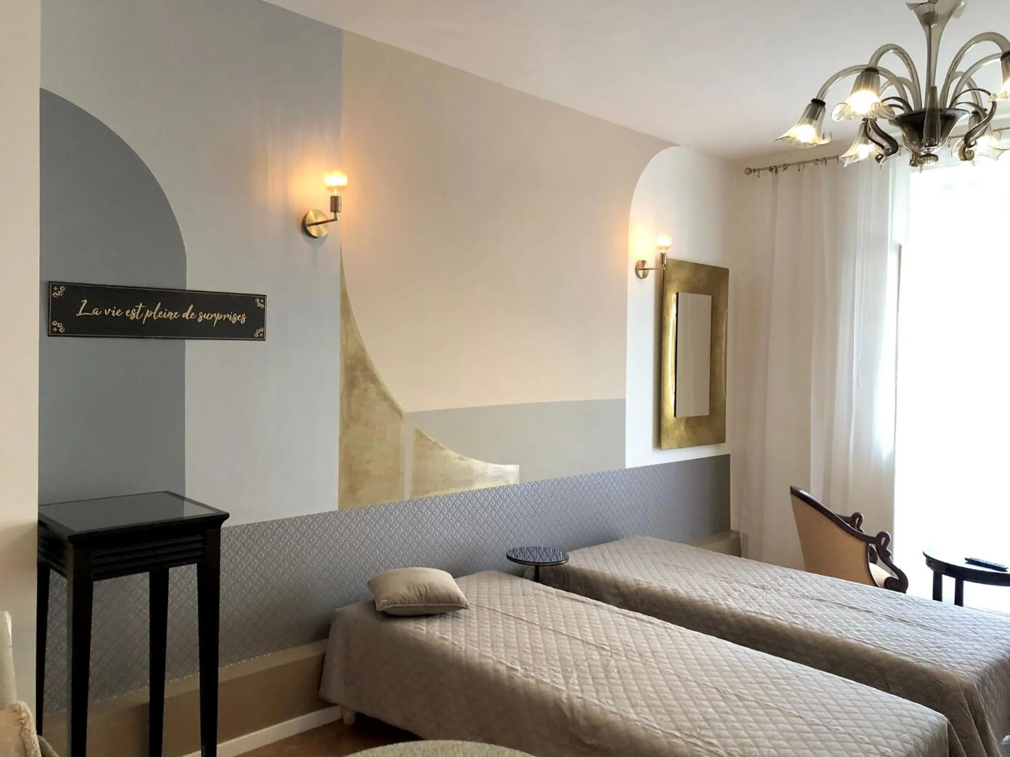 Photo of the whole room, Bed in Hôtel D’Artiste