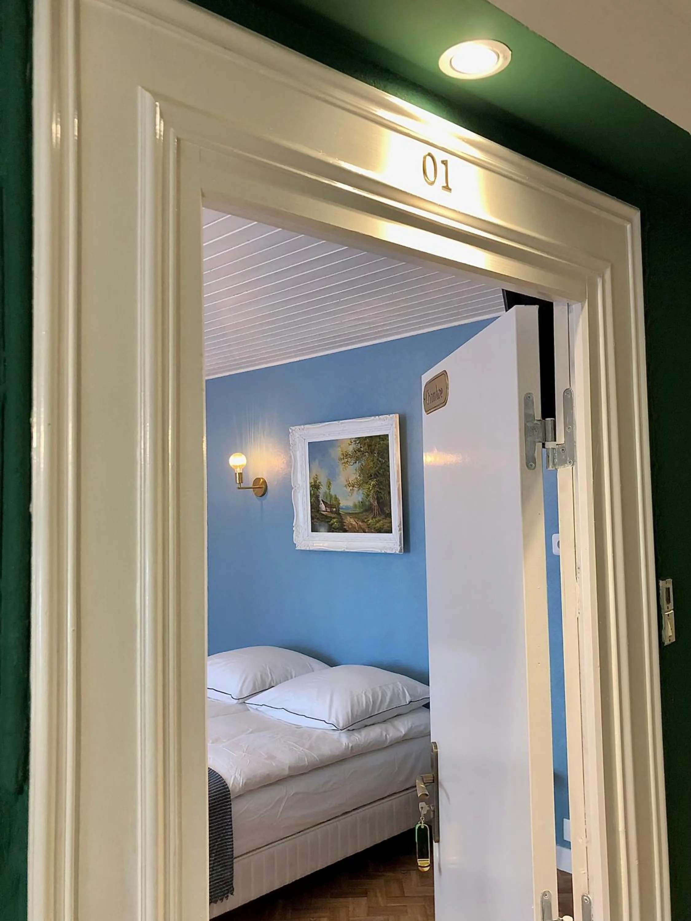 Photo of the whole room, Bed in Hôtel D’Artiste