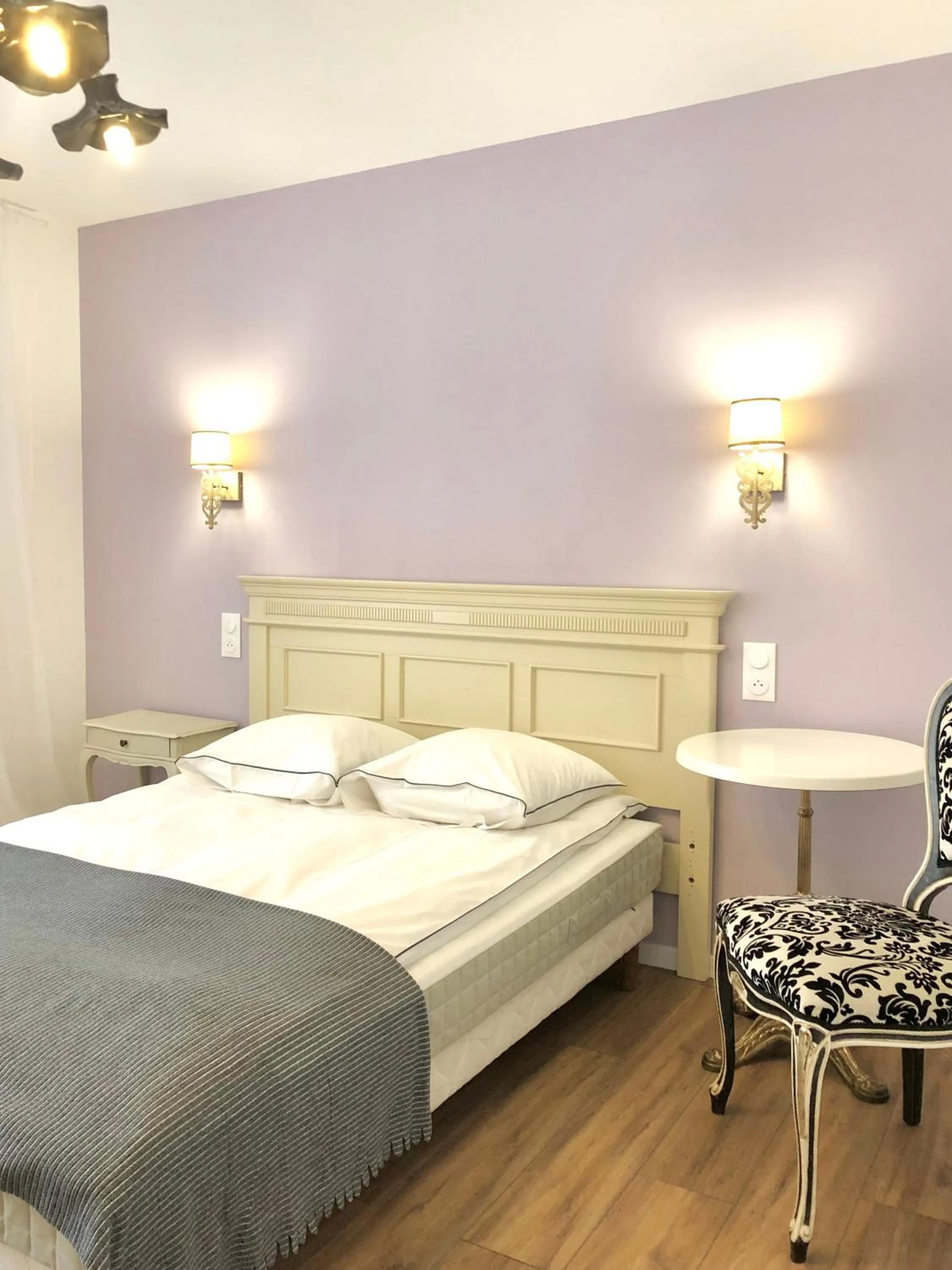 Photo of the whole room, Bed in Hôtel D’Artiste