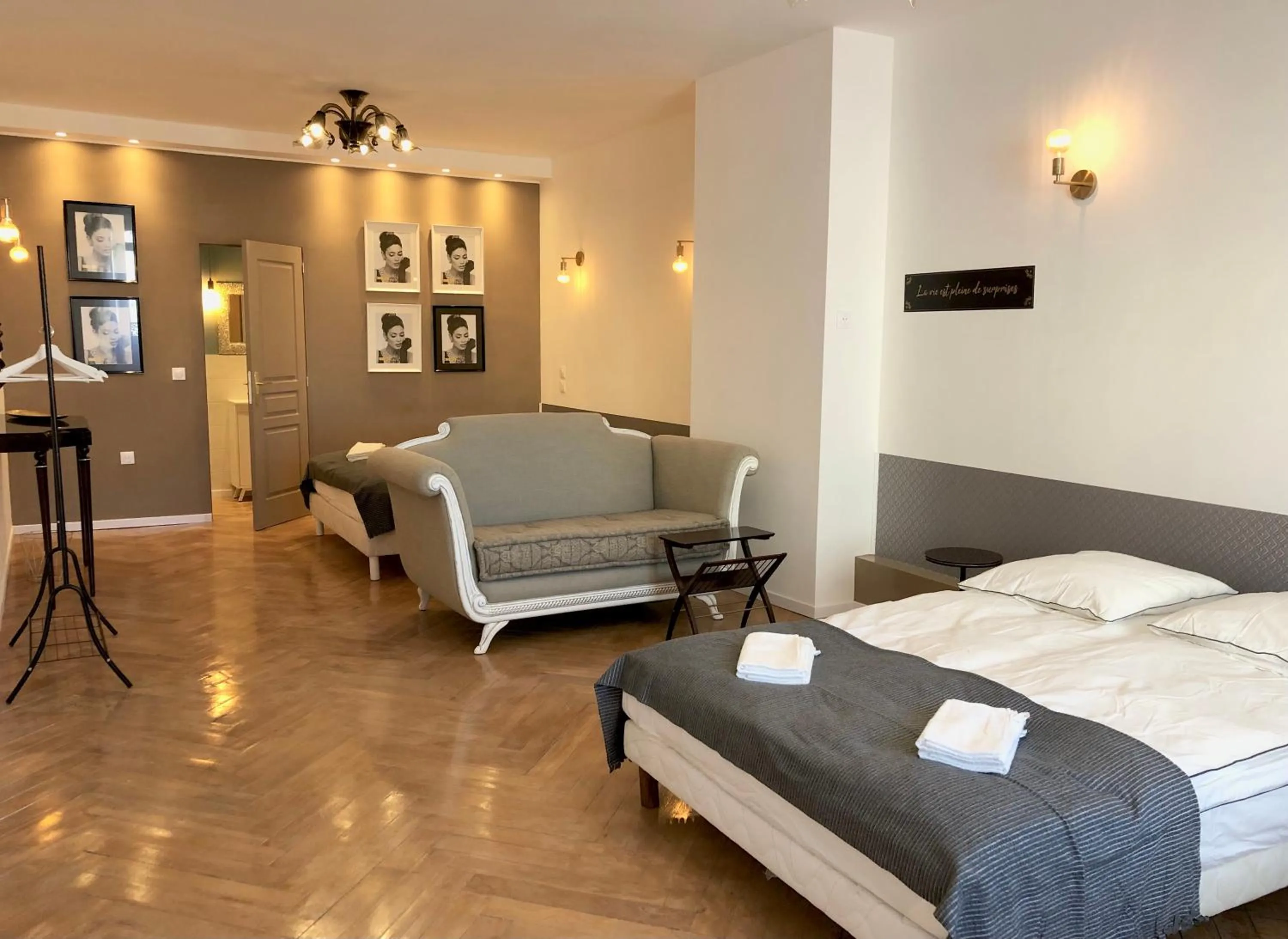 Photo of the whole room, Bed in Hôtel D’Artiste