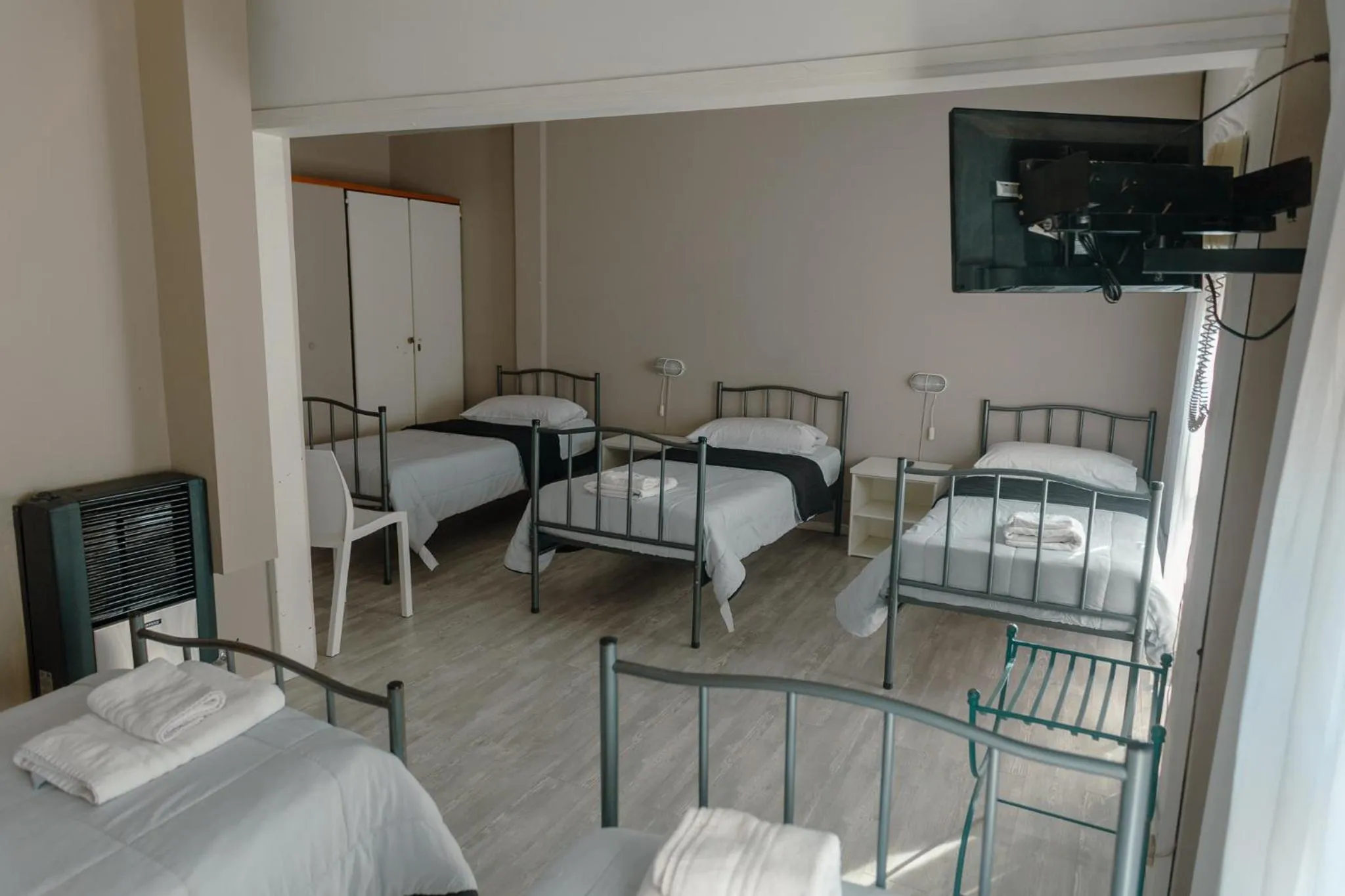 Communal lounge/ TV room in Rayentray Hostal