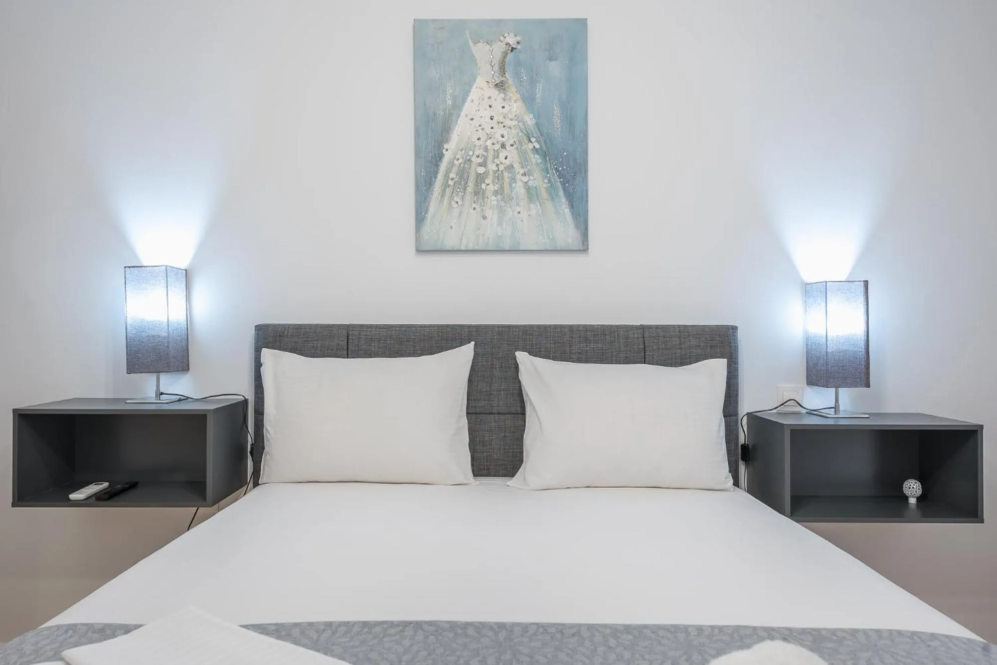 Bed in Athens Bright Suite by CloudKeys