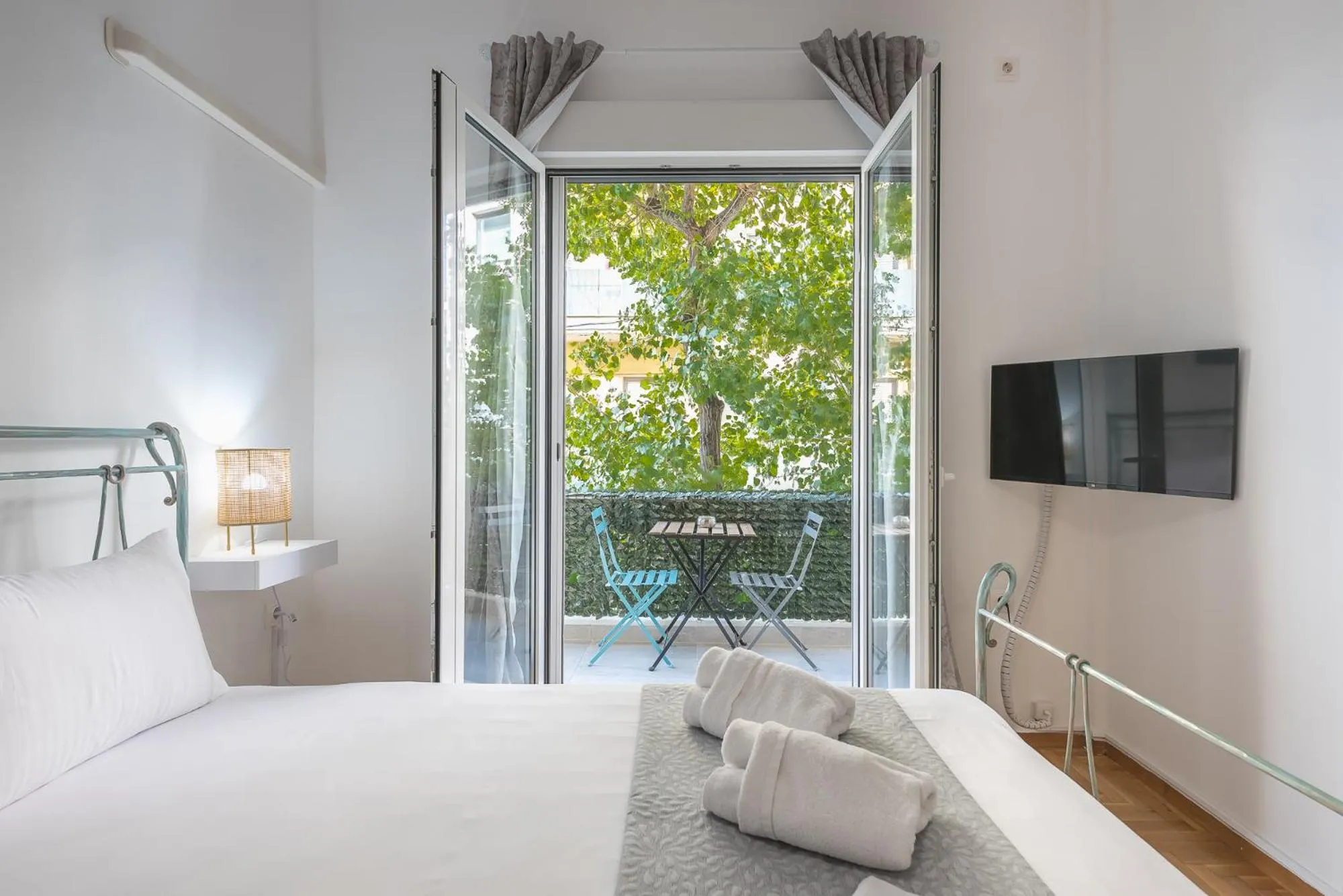 Bed in Athens Bright Suite by CloudKeys