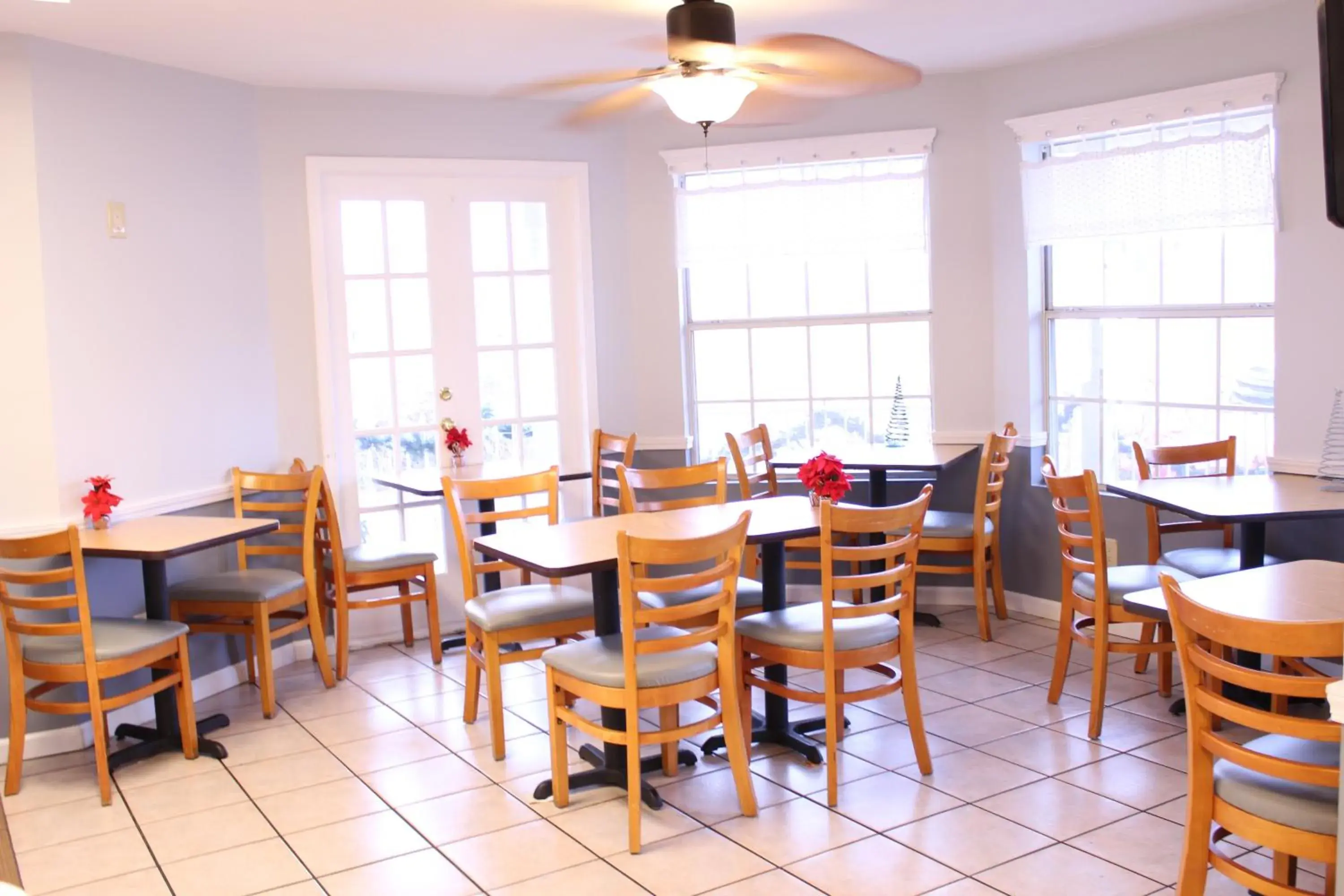 Breakfast in Gazebo Inn Breakfast in Gazebo Inn