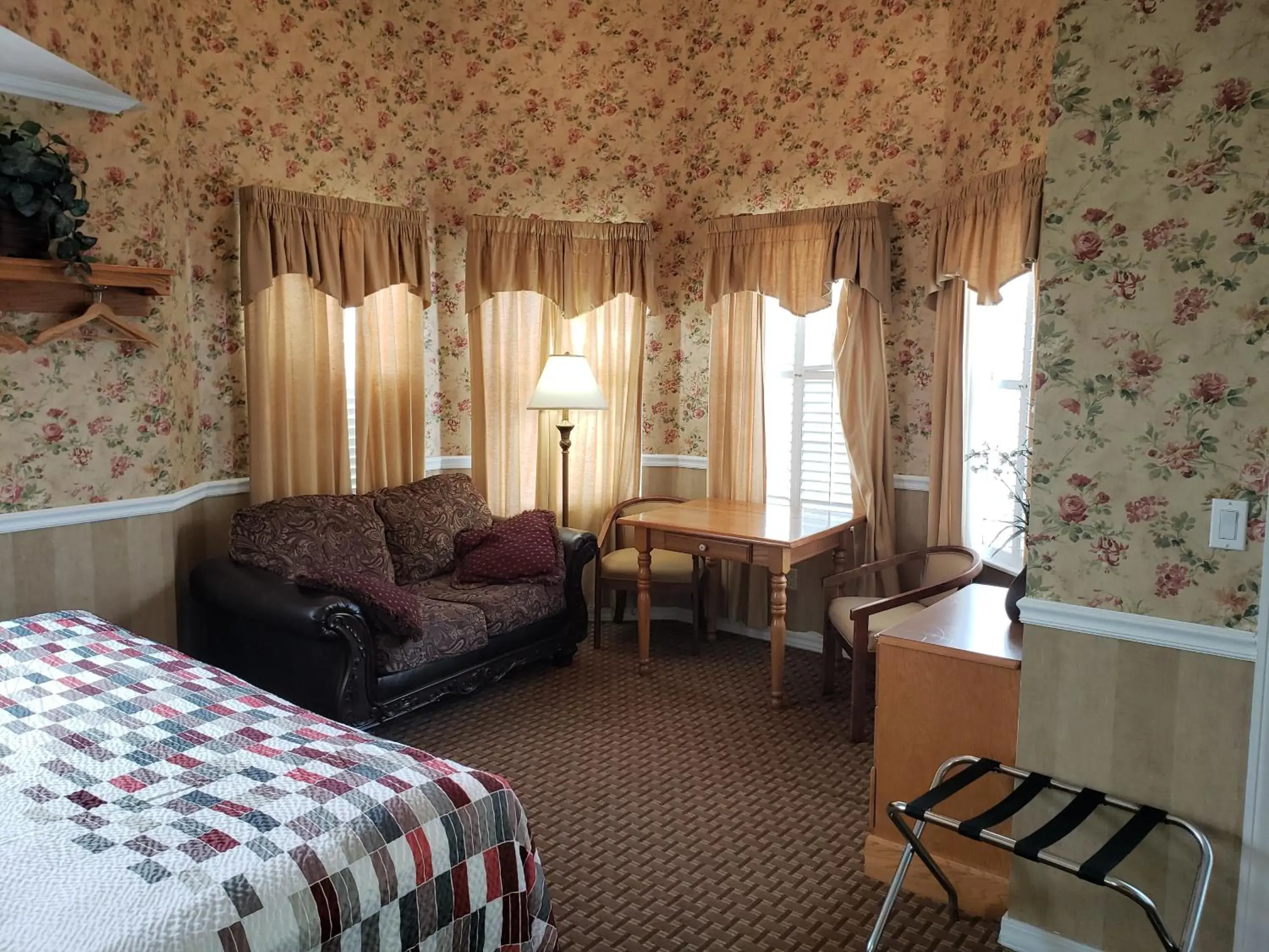 Seating area, Bed in Gazebo Inn Seating area, Bed in Gazebo Inn