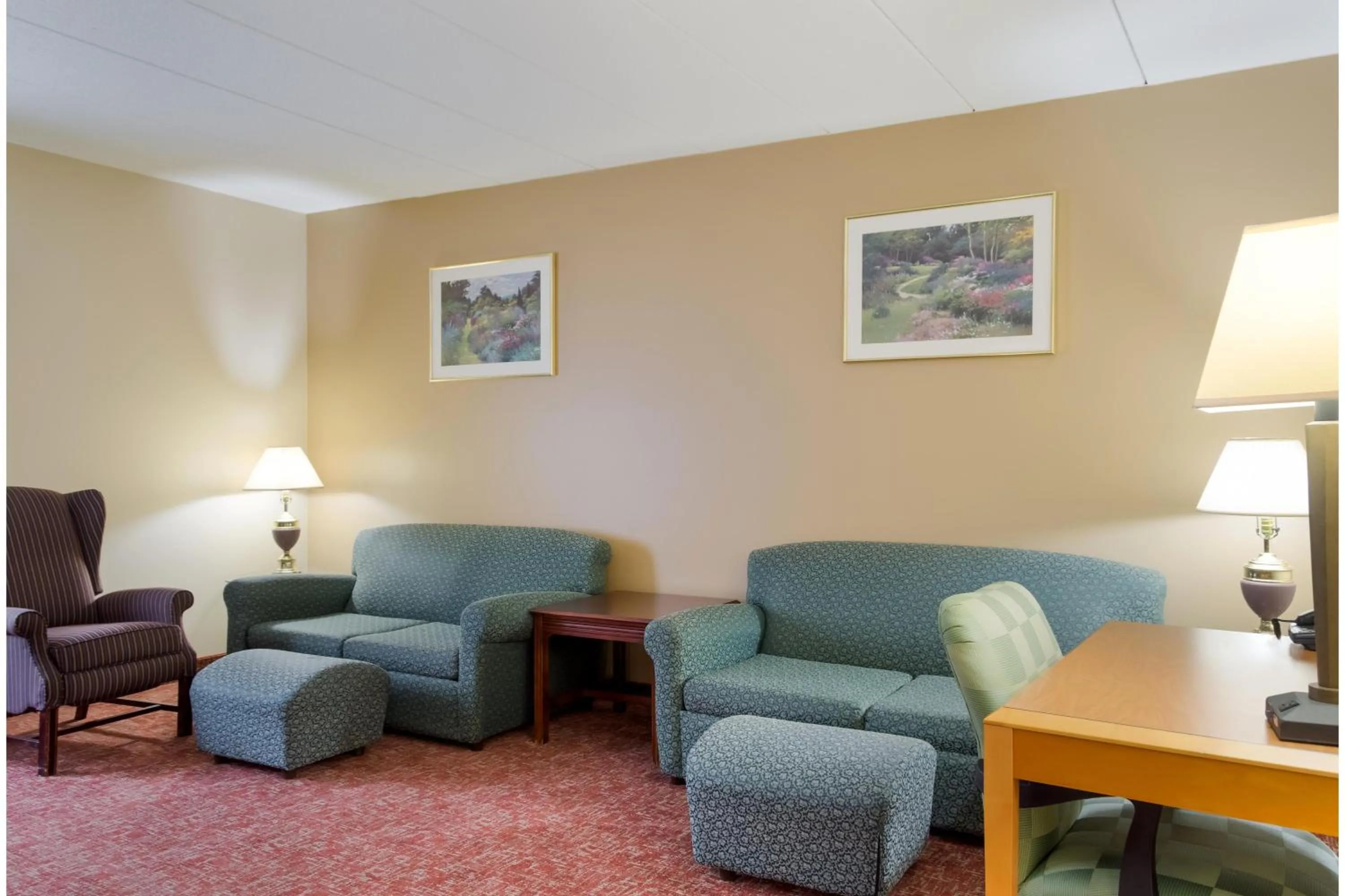 Seating area in All Seasons Inn & Suites Smithfield Providence