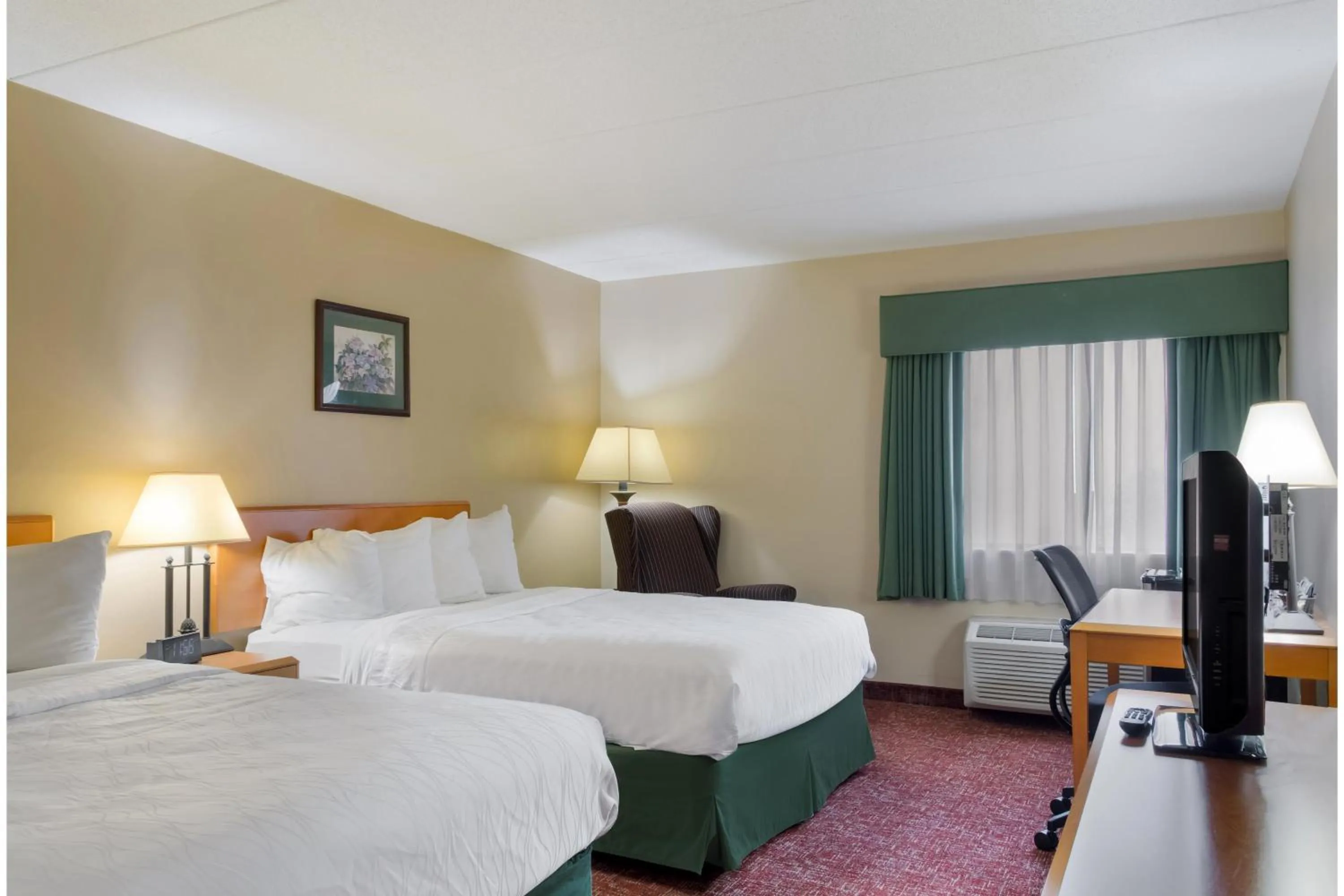 Bedroom, Bed in All Seasons Inn & Suites Smithfield Providence