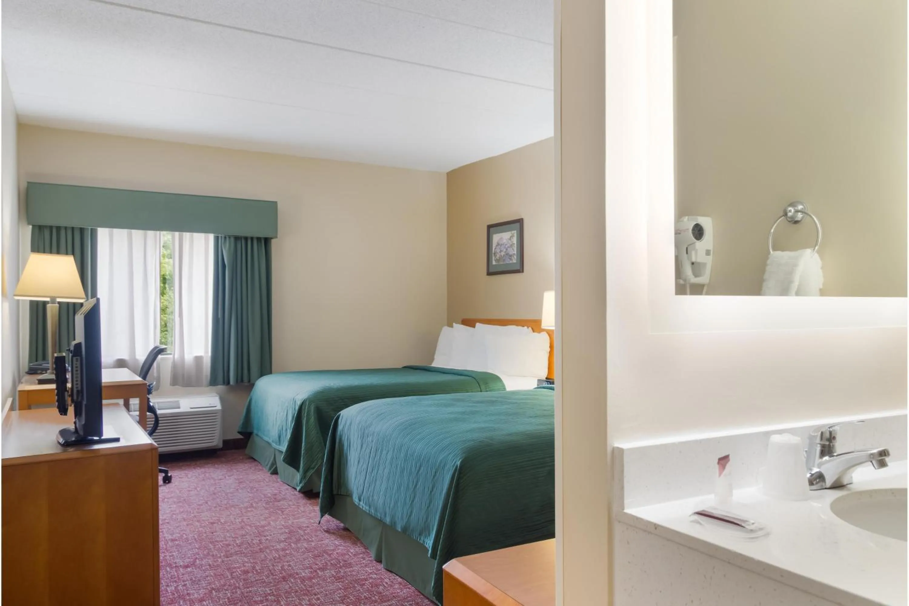 Bedroom, Bed in All Seasons Inn & Suites Smithfield Providence