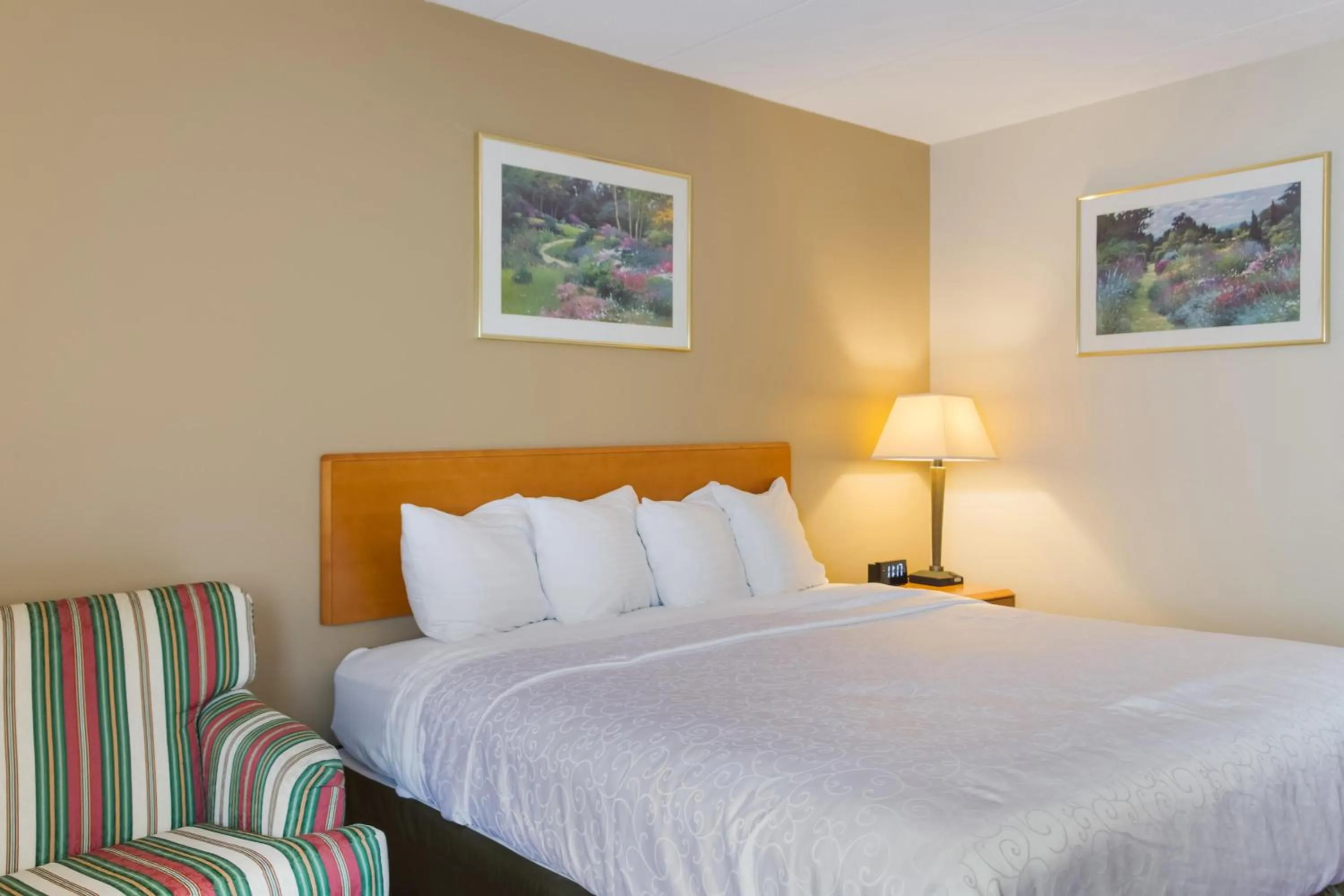 Bedroom, Bed in All Seasons Inn & Suites Smithfield Providence