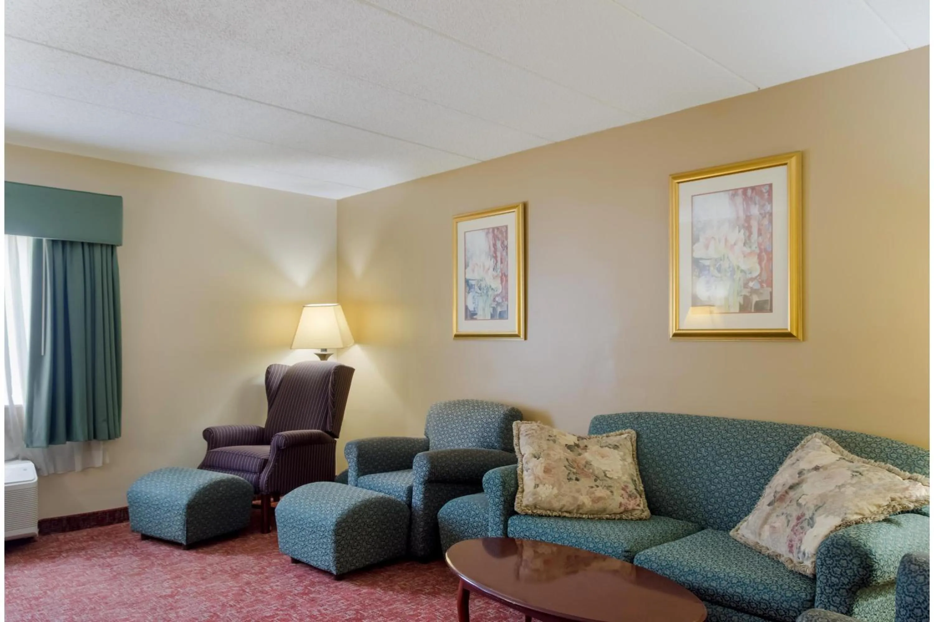 Seating area in All Seasons Inn & Suites Smithfield Providence