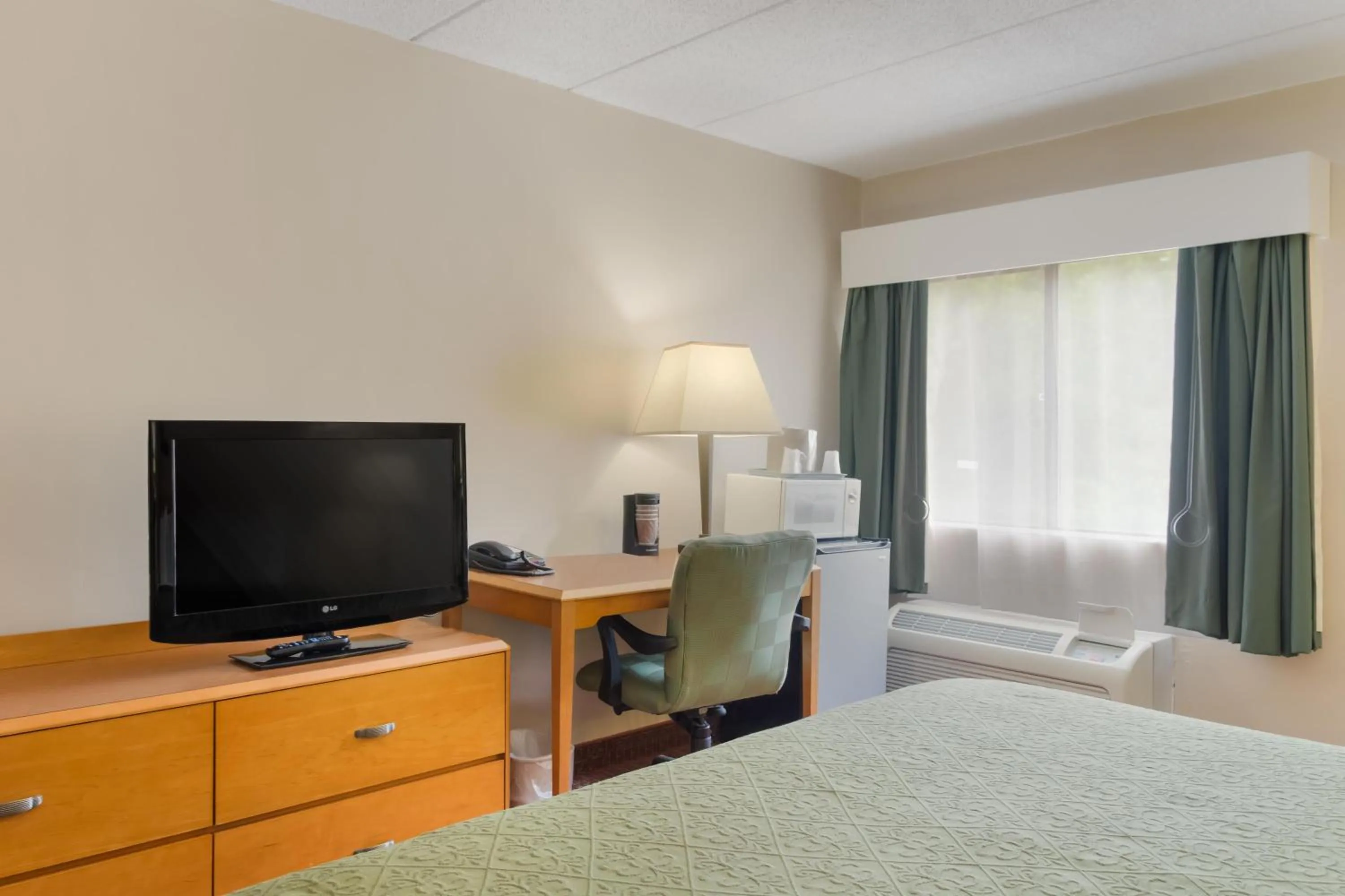 Bedroom, Bed in All Seasons Inn & Suites Smithfield Providence