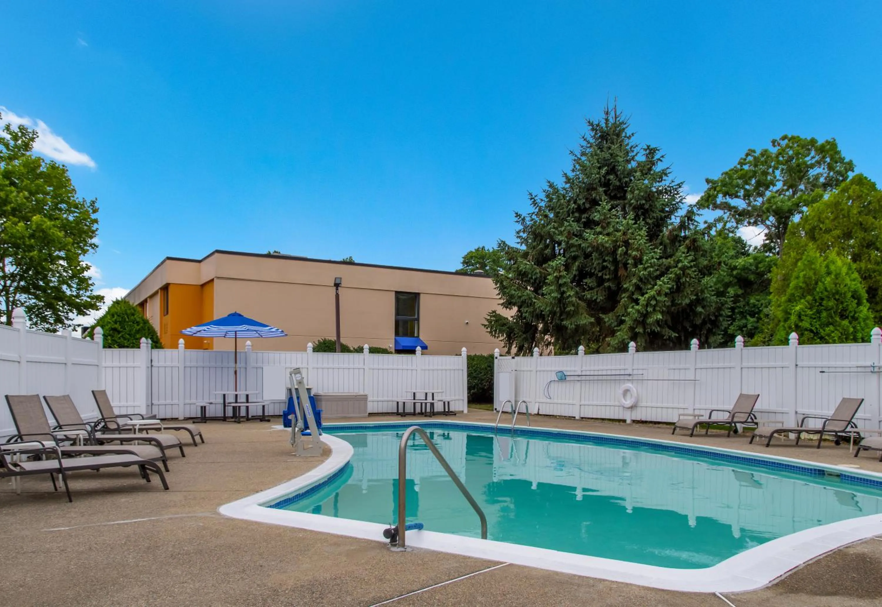 Swimming pool in All Seasons Inn & Suites Smithfield Providence