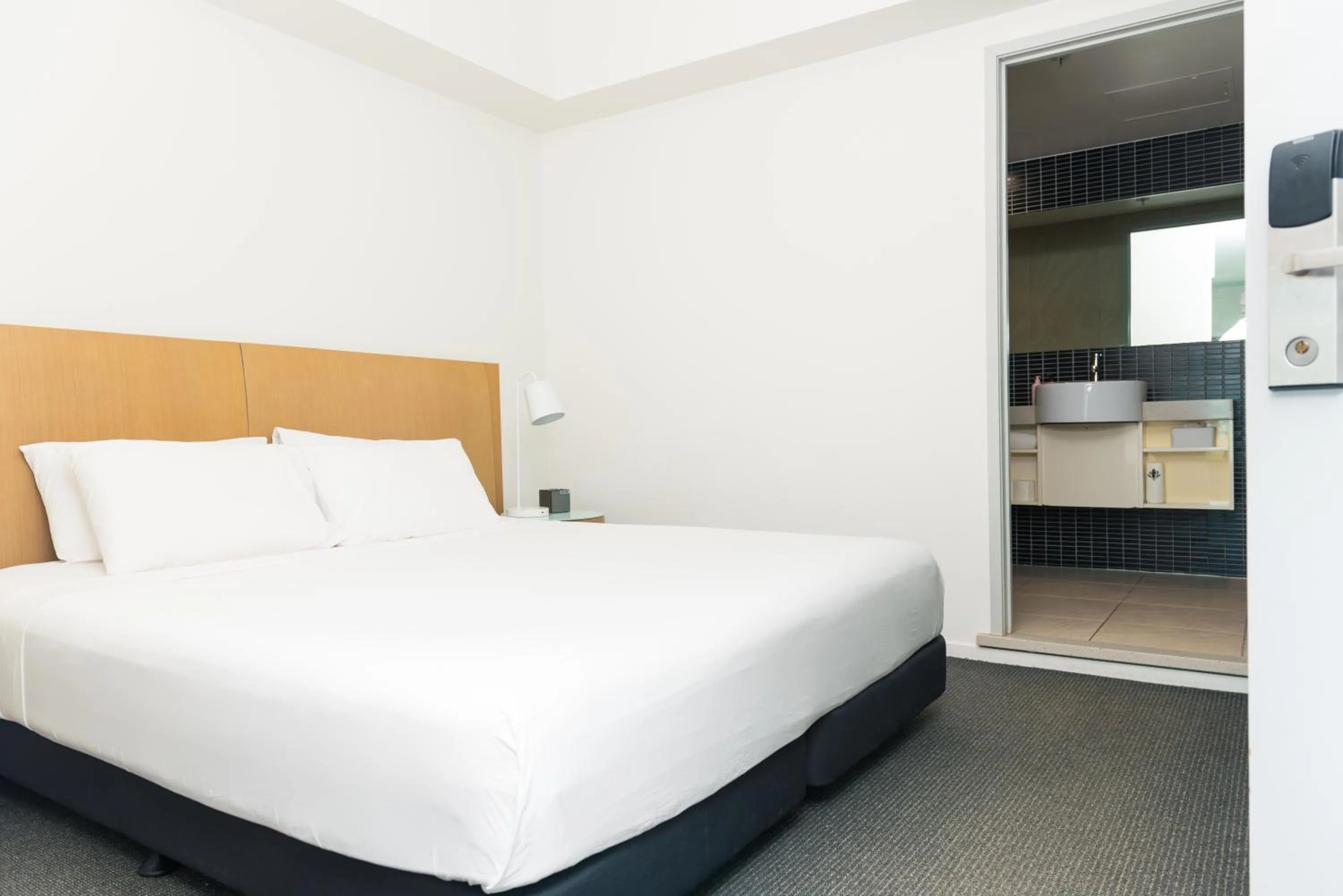 Bed in Darwin Harbour Suites