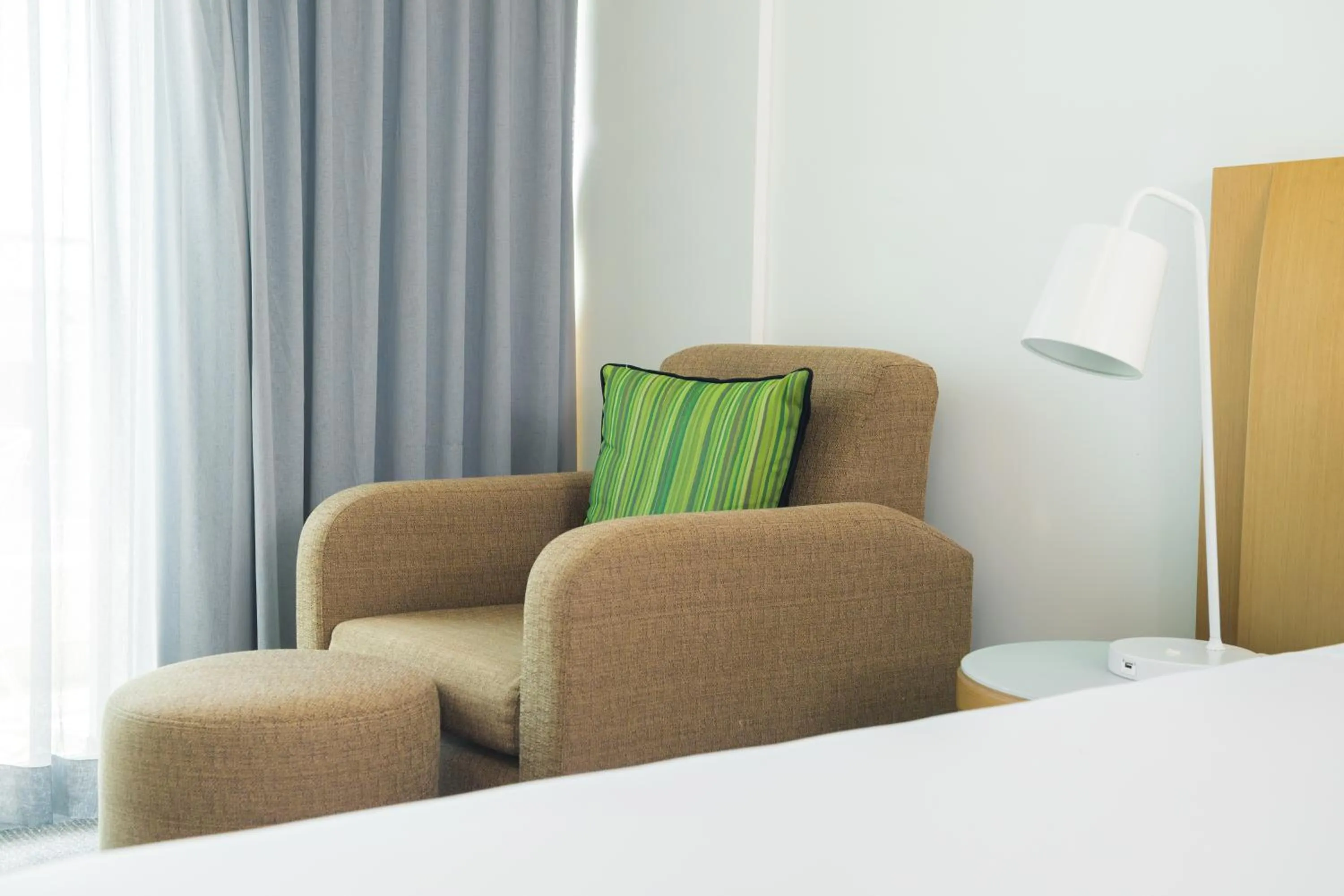 Seating area, Bed in Darwin Harbour Suites