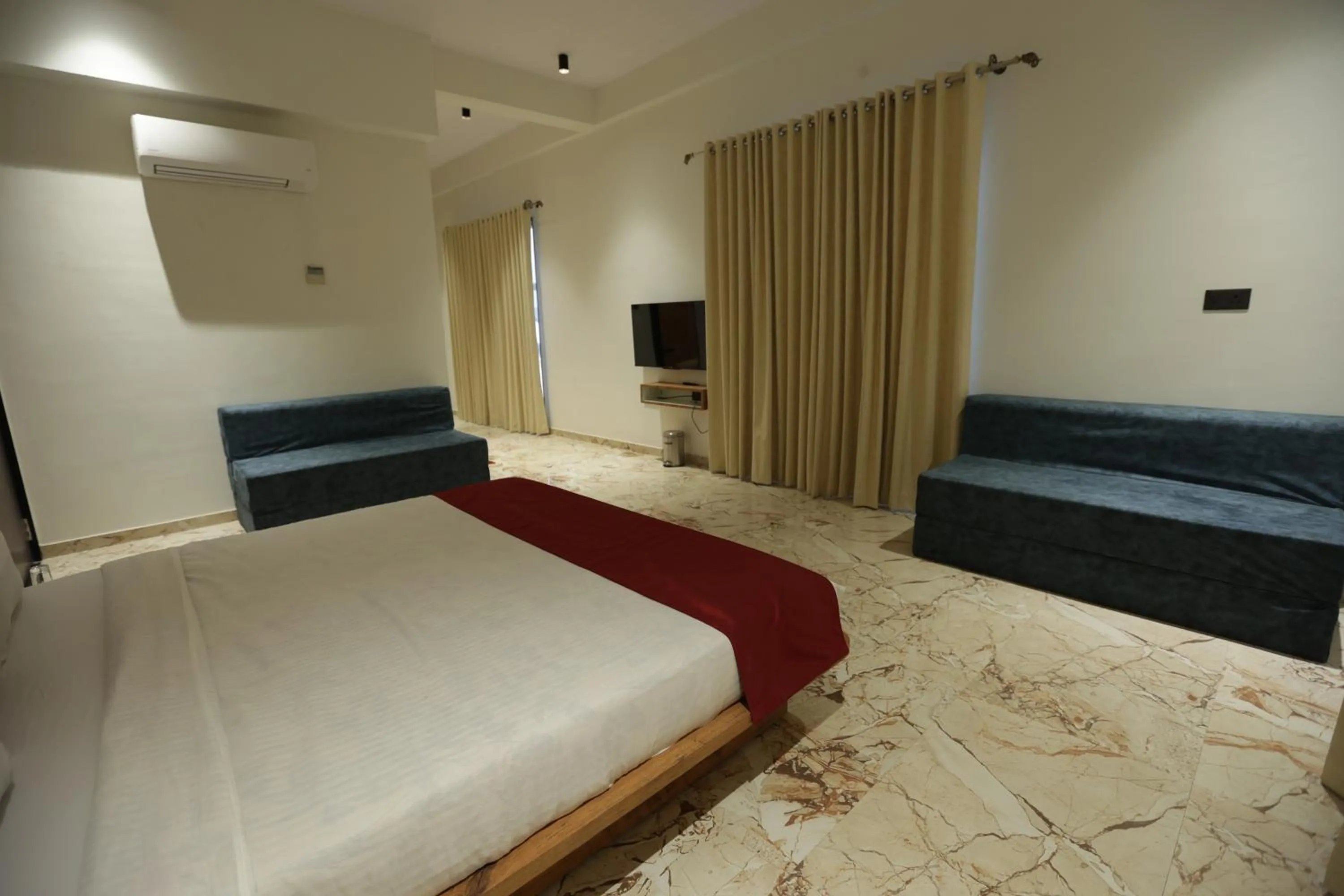 Photo of the whole room, Bed in The Heritage Conventions