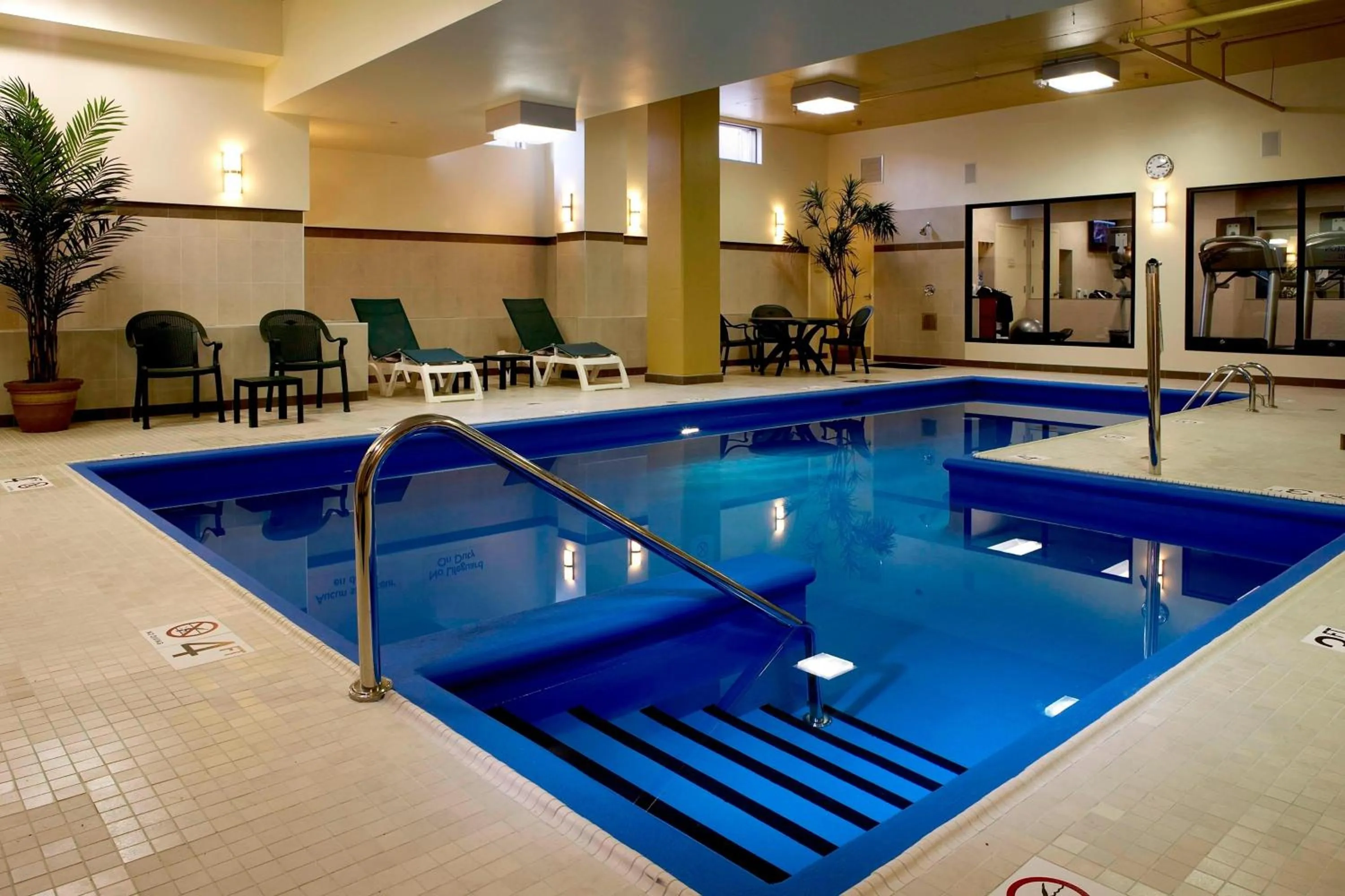 Swimming pool in Fairfield Inn & Suites by Marriott Montreal Airport