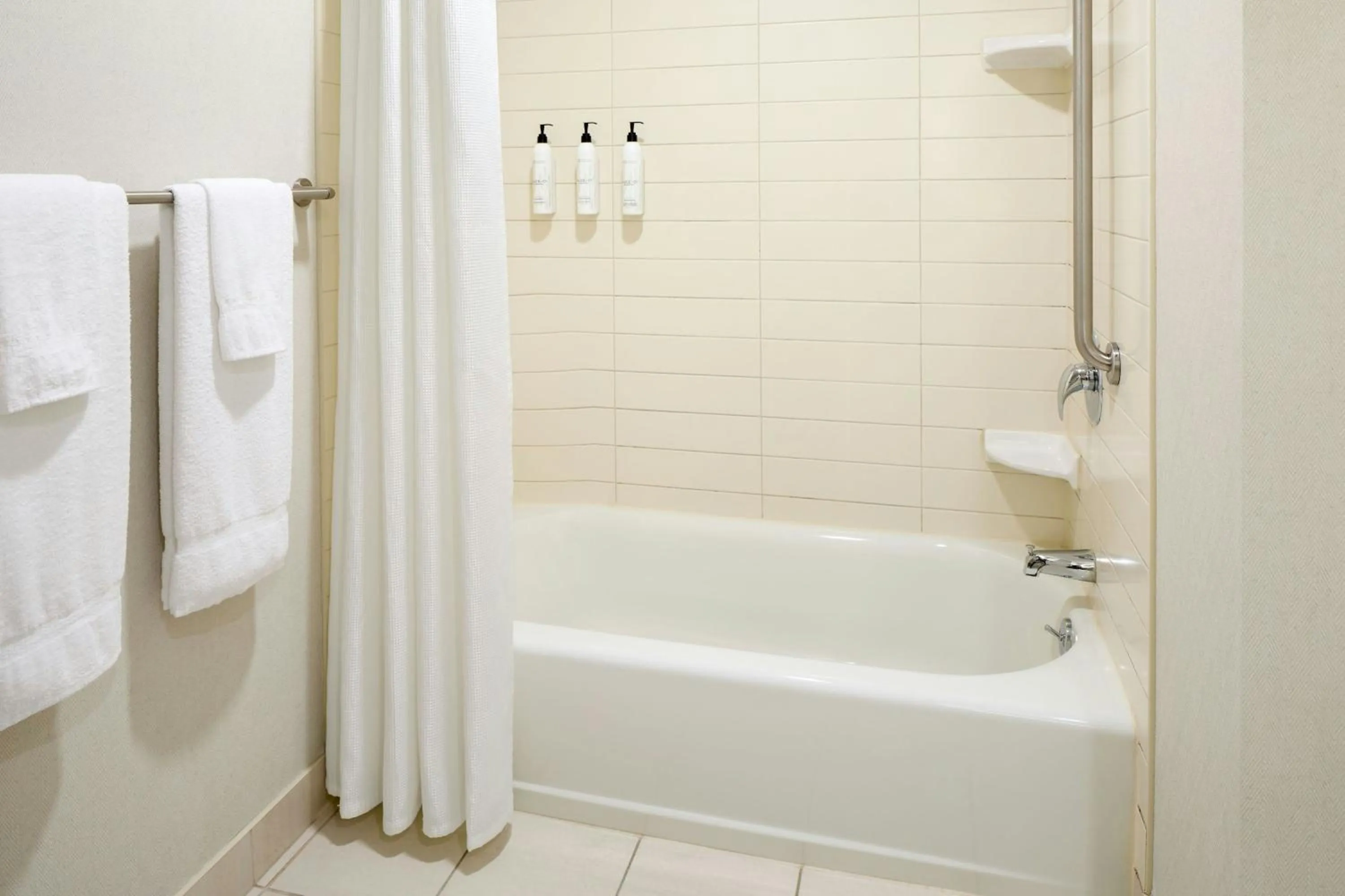 Bathroom in Fairfield Inn & Suites by Marriott Montreal Airport